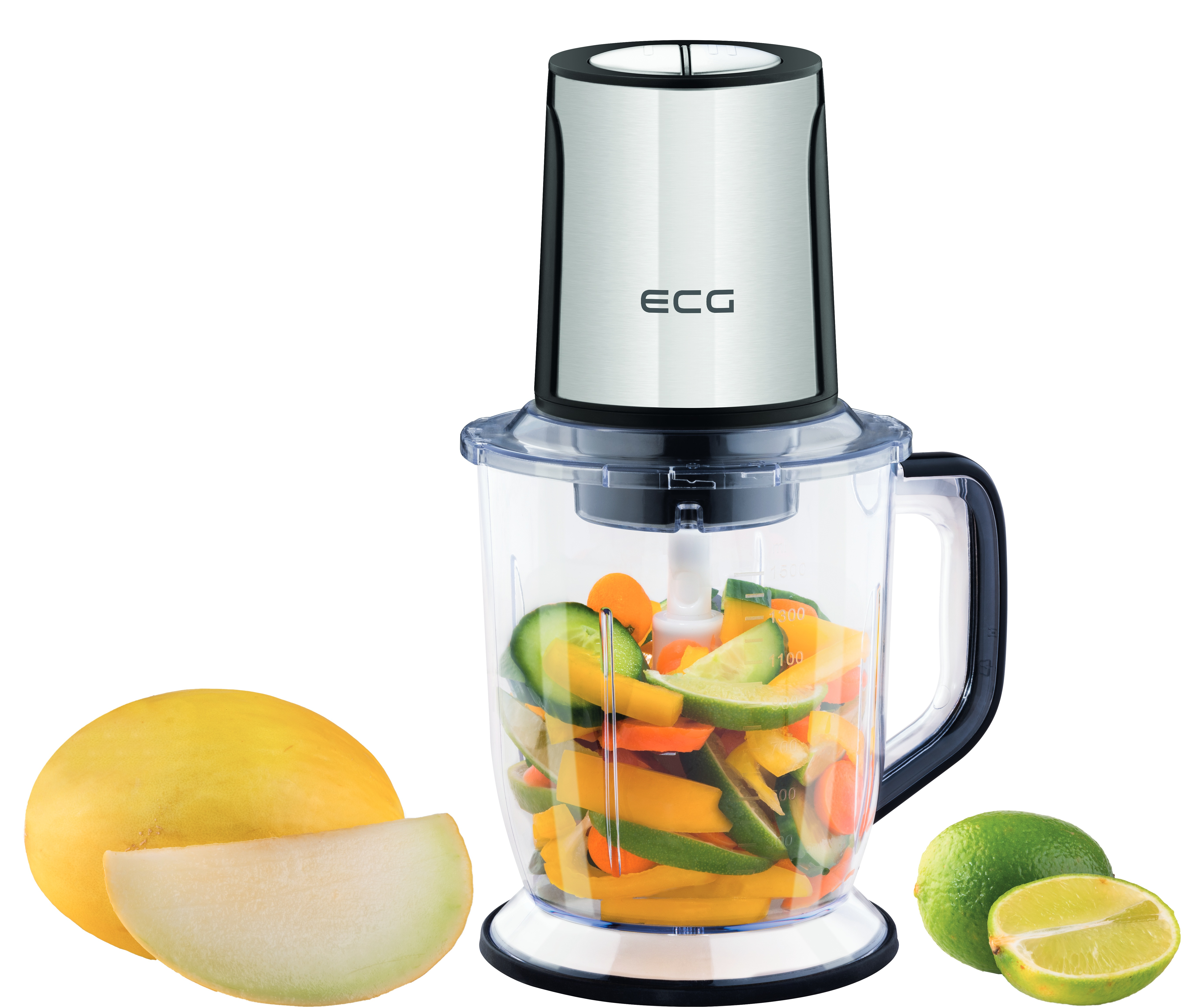 Küchenmaschine mit gehacktem Gemüse und einer Melone. Limette und Melonenscheibe sind in der Nähe. Weißer Hintergrund.