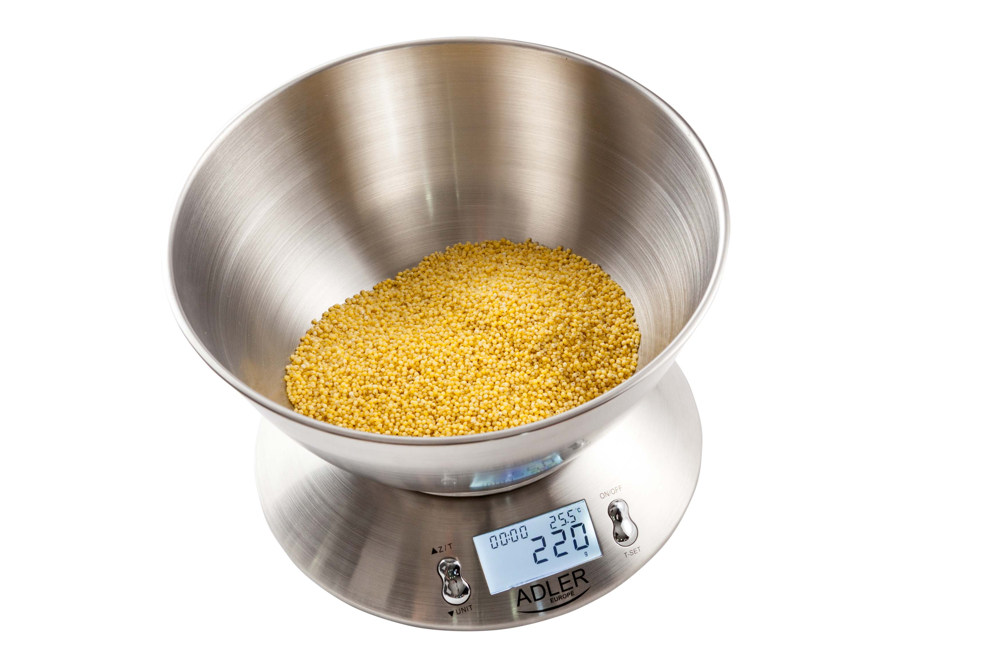 Srebrna miska z prosem na wadze cyfrowej, na białym tle.