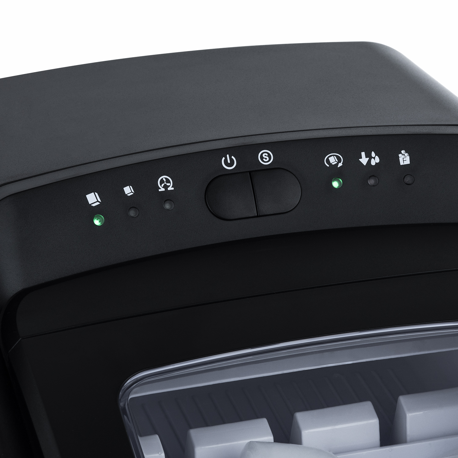 Zbliżenie czarnej kostkarki do lodu z przyciskami sterowania i zielonymi lampkami kontrolnymi, białe tło.