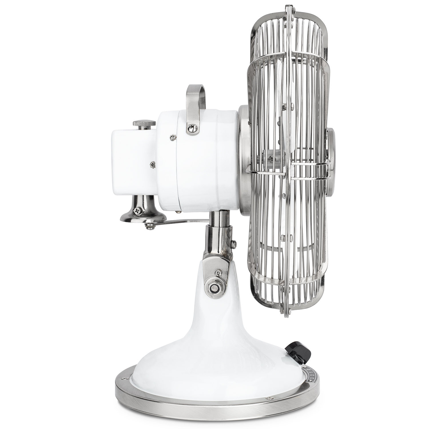 Widok z boku białego i metalowego wentylatora. Ma klatkę i uchwyt. Podstawa jest biała i okrągła.