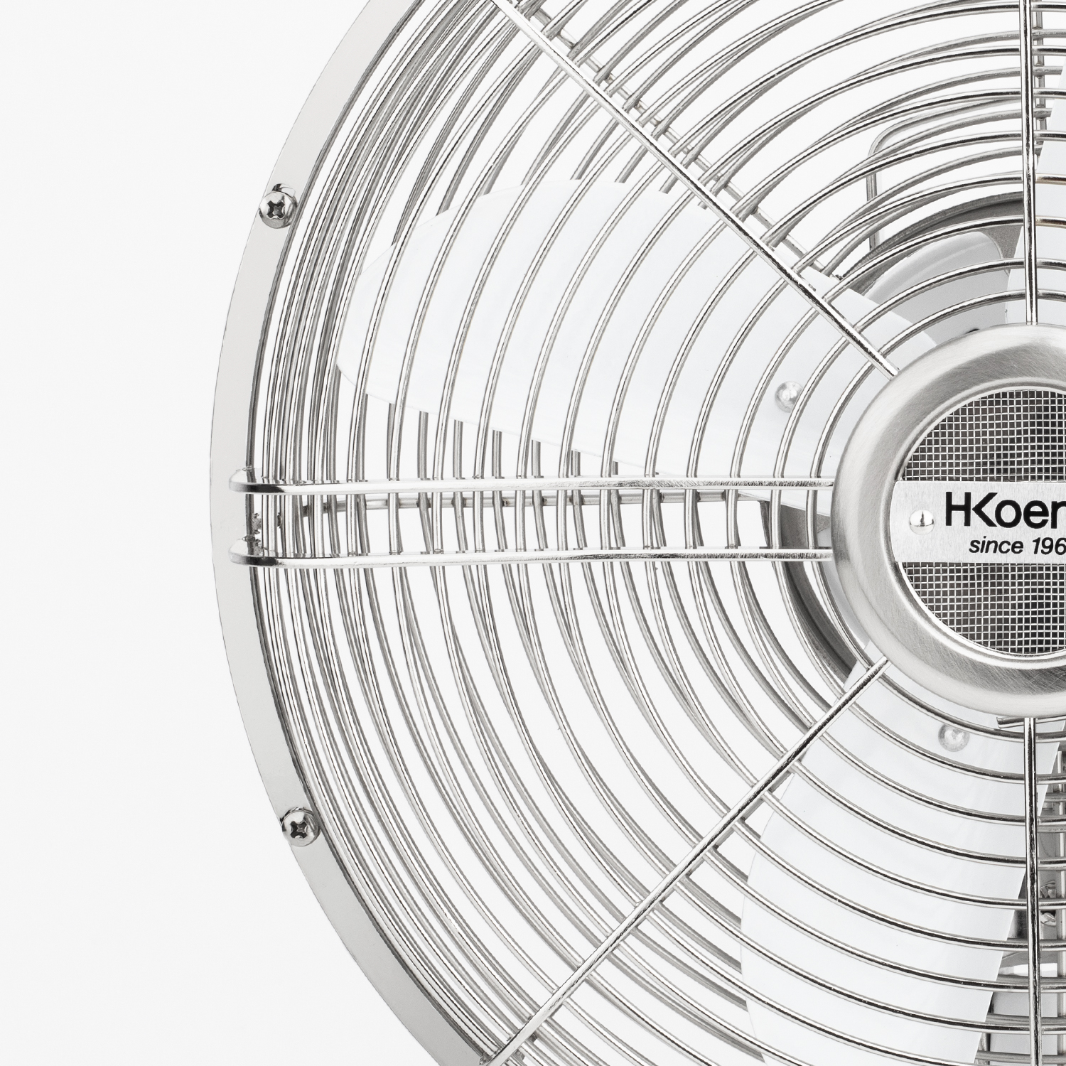 Zbliżenie na osłonę ochronną srebrnego wentylatora. Logo Kkoenig.