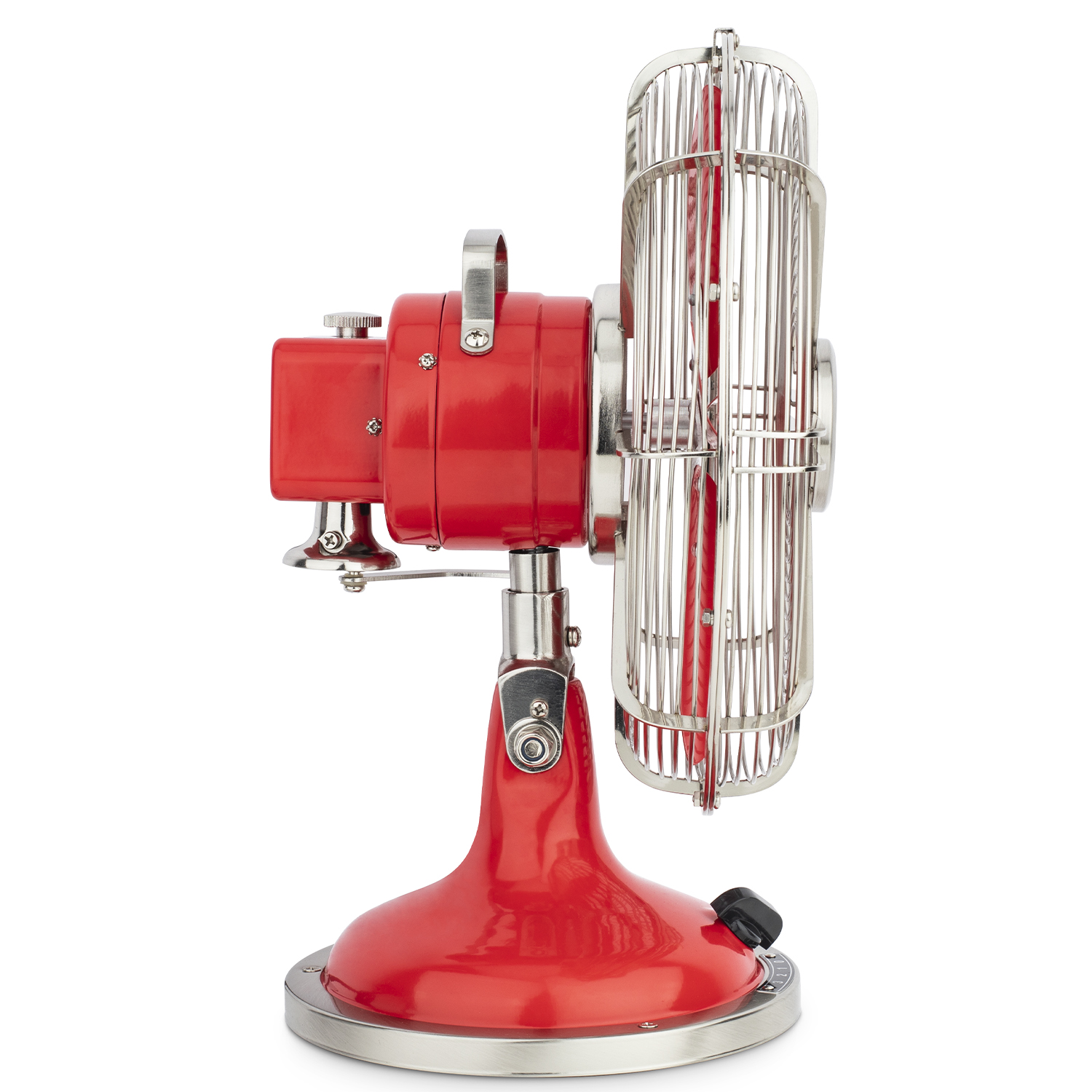 Czerwony wentylator w stylu retro, z chromowaną klatką i podstawą. Czarny regulator i silnik.