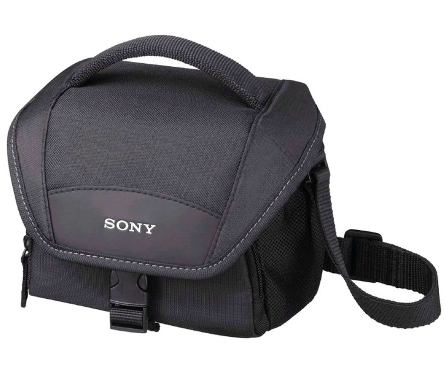 Bolsa de cámara Sony negra con asa y correa para el hombro. El logotipo SONY es visible. El fondo es blanco.