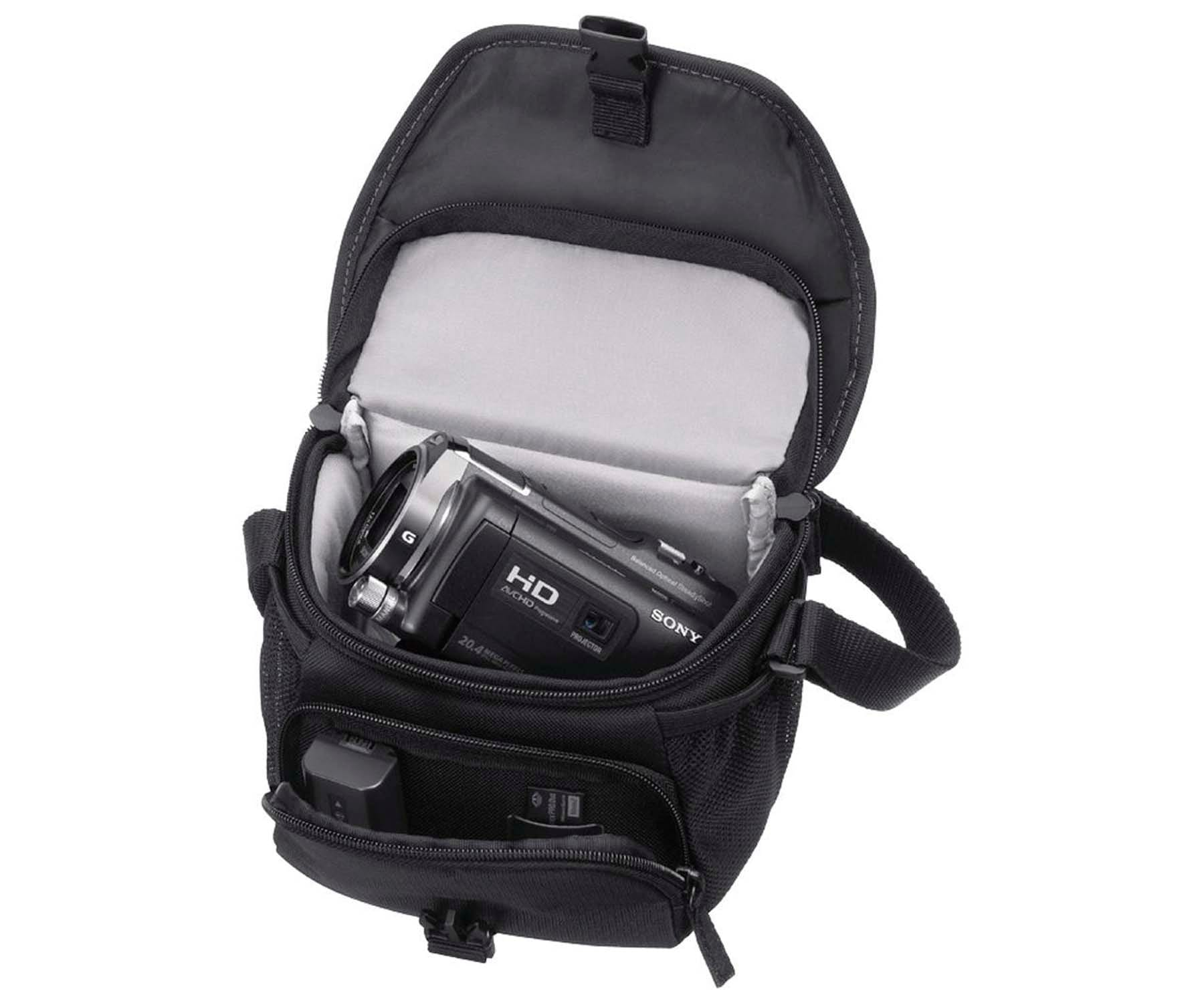 Bolsa de cámara negra abierta, con cámara y accesorios. La bolsa tiene una correa.