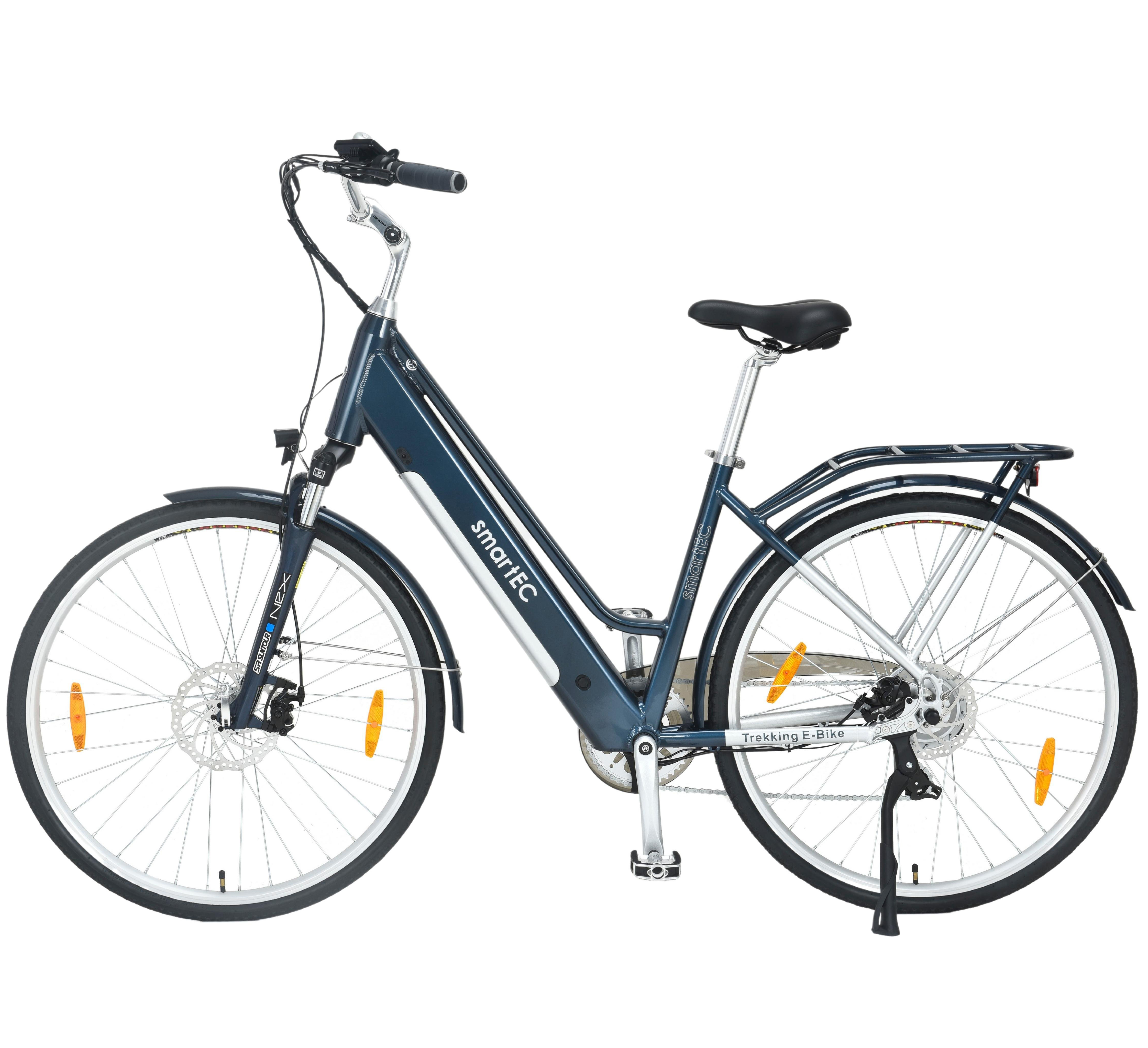 Blaues elektrisches Trekking-E-Bike, weiße Reifen, silberner Rahmen. Isoliert auf weißem Hintergrund.