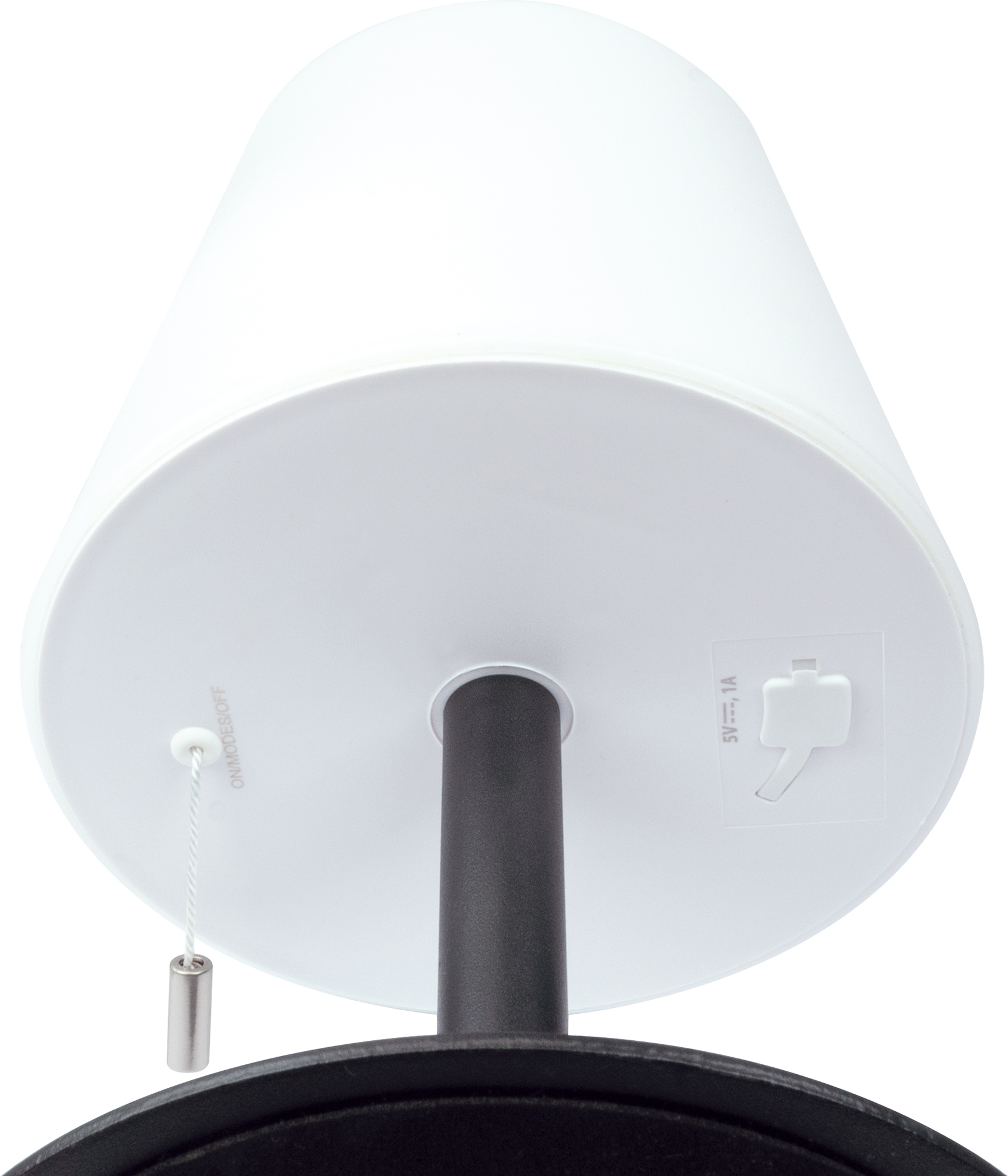 Eine weiße, zylindrische Lampe mit herunterhängendem Zugkabel auf schwarzem Sockel.