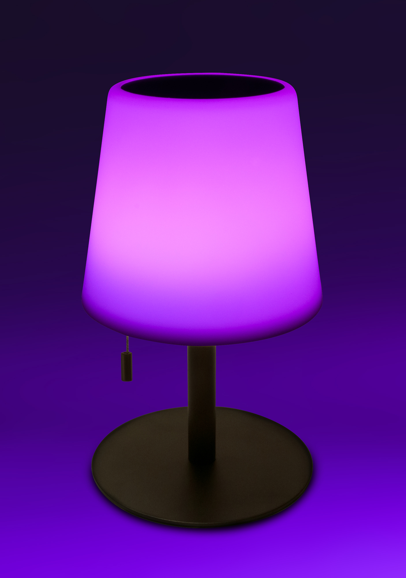 Violette Tischlampe mit kreisförmigem Sockel. Die Lampe ist beleuchtet.