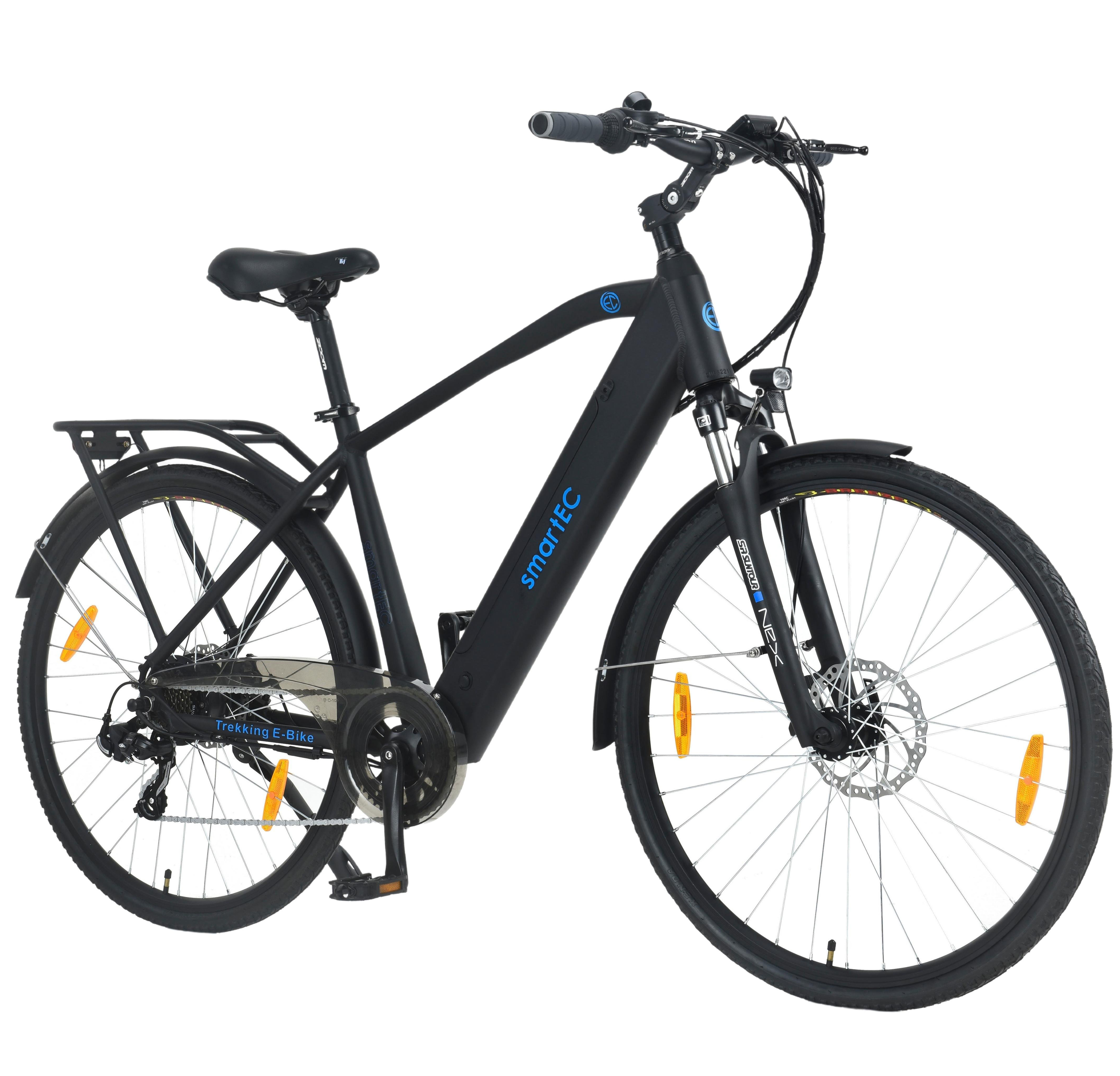 Ein schwarzes Elektrofahrrad mit den Worten smartEC auf dem Rahmen. Es ist auf weißem Hintergrund.