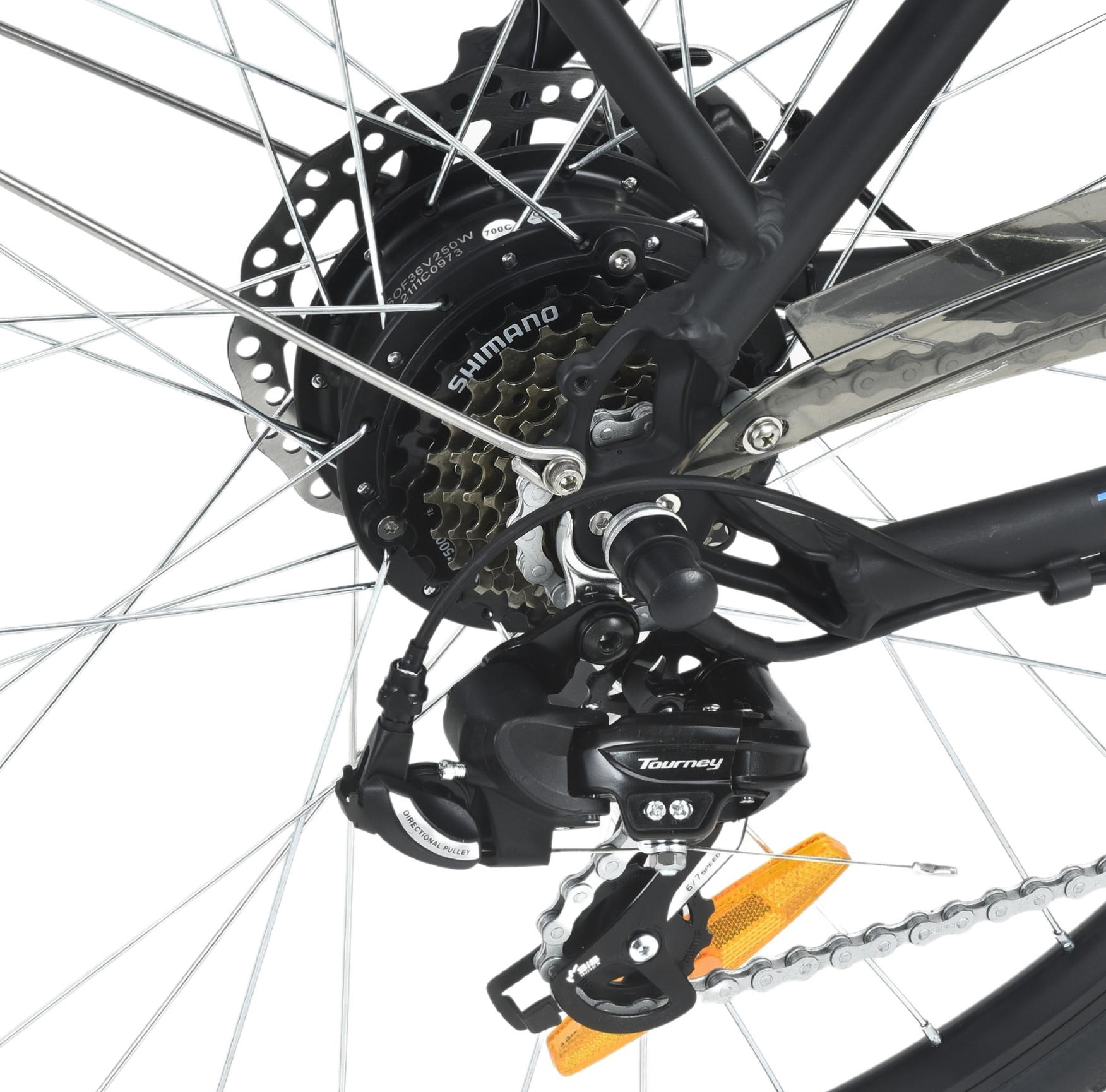 Nahaufnahme des Hinterrads eines Fahrrads, Zahnräder und Scheibenbremse. Shimano-Komponenten sichtbar.