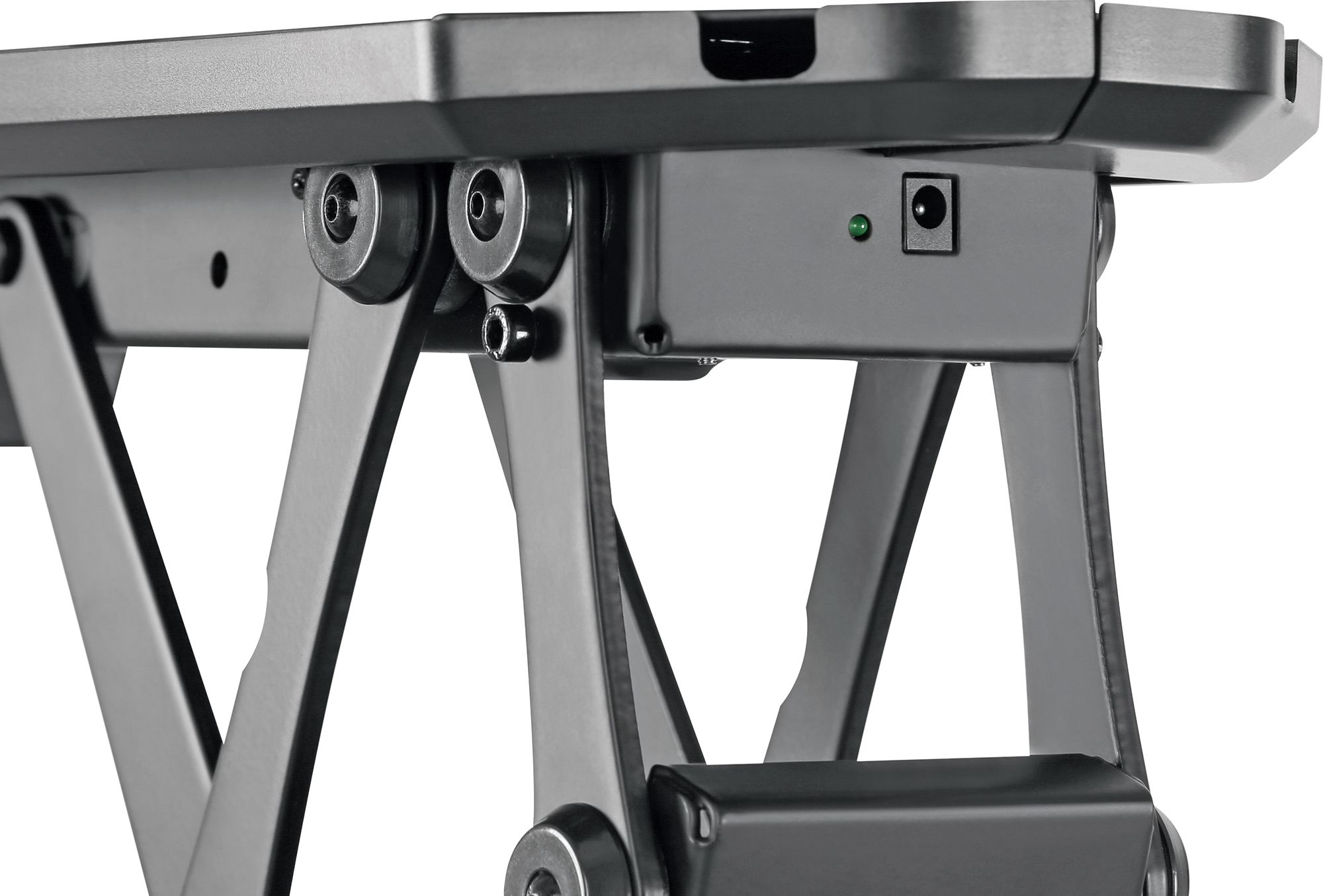 Primer plano de un soporte metálico negro. Luz verde encendida.