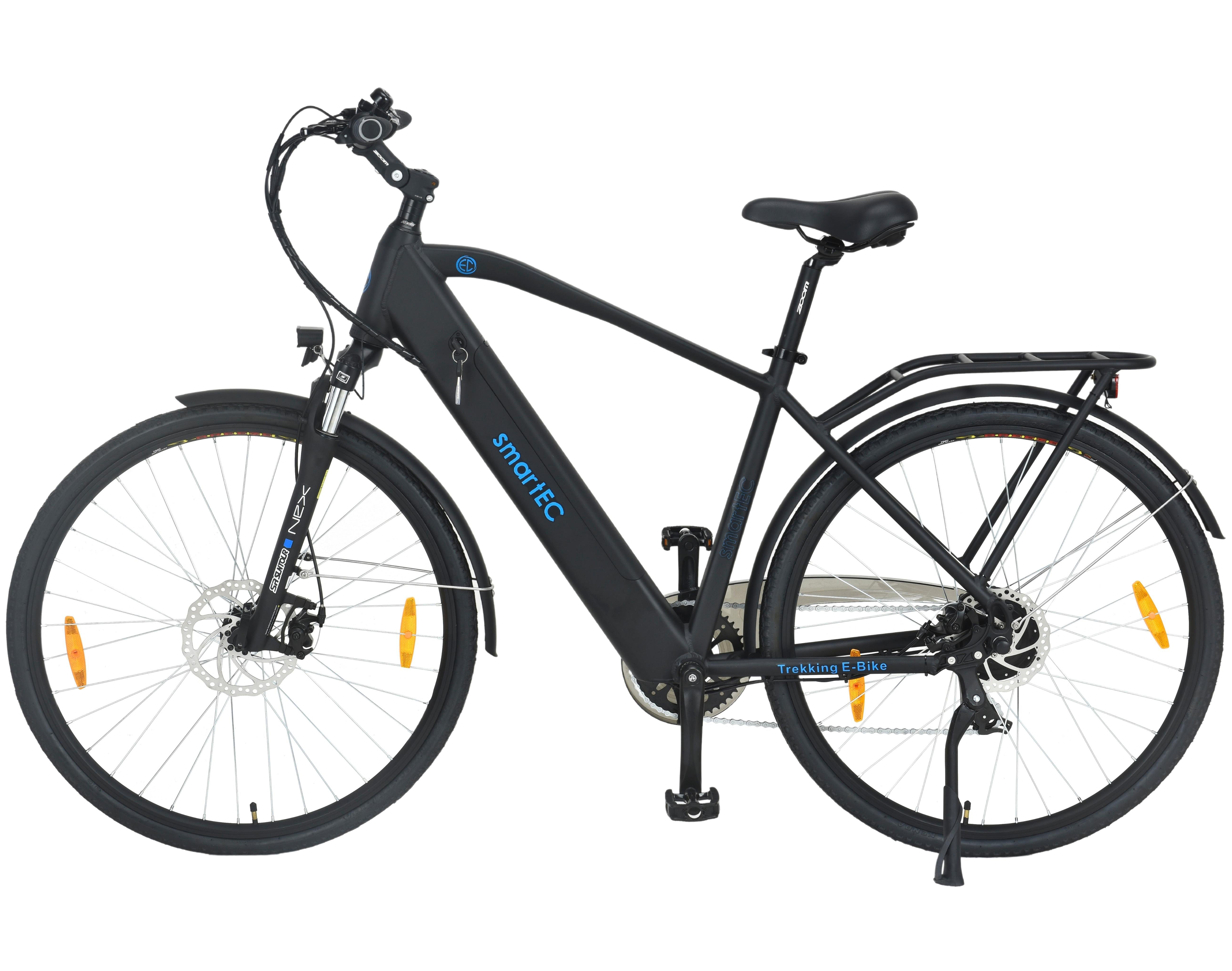 Ein schwarzes Elektrofahrrad mit schwarzem Sitz und Schutzblechen. Blauer Text auf dem Rahmen.