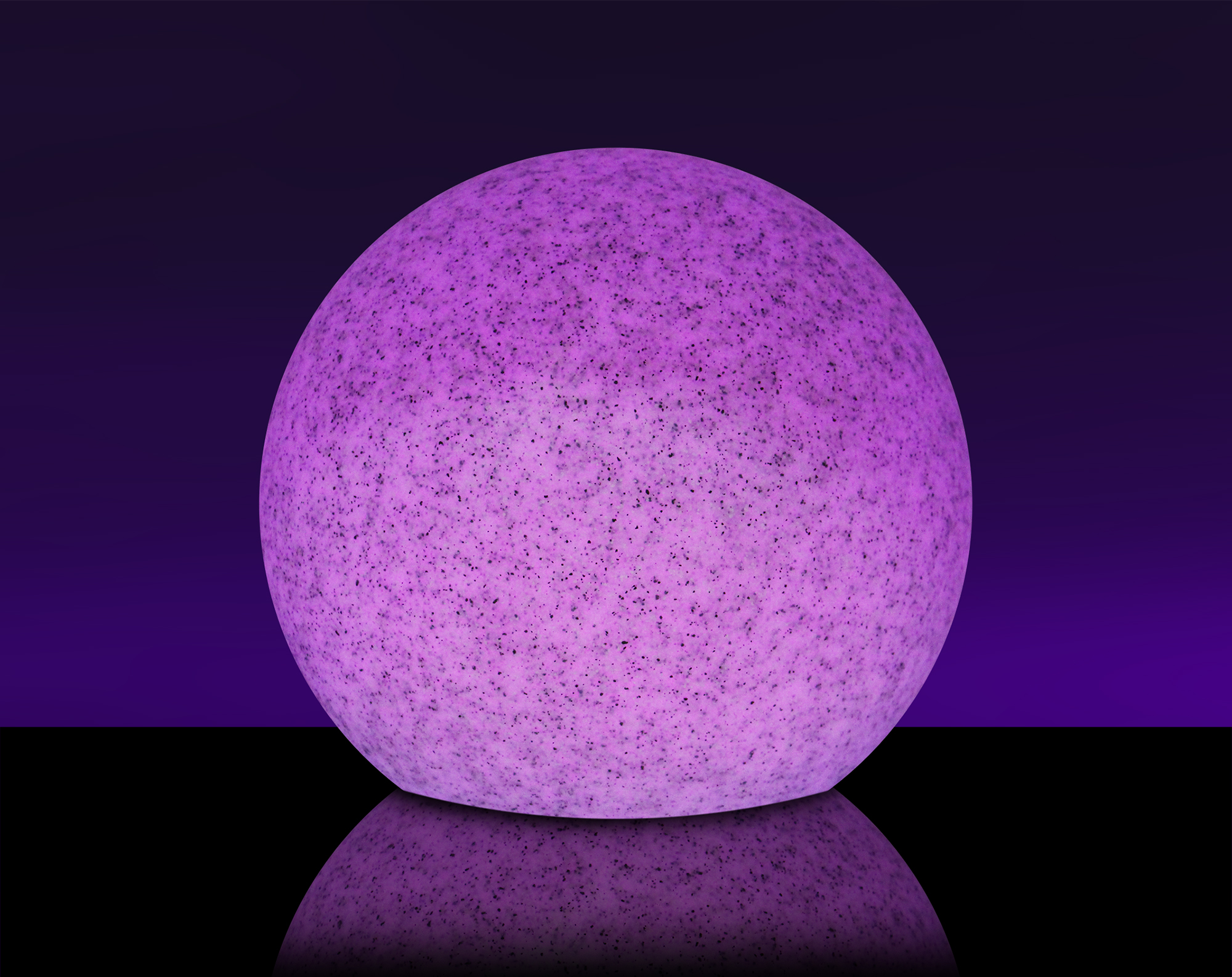 Lila leuchtender Ball auf schwarzer Oberfläche. Lila Hintergrund.