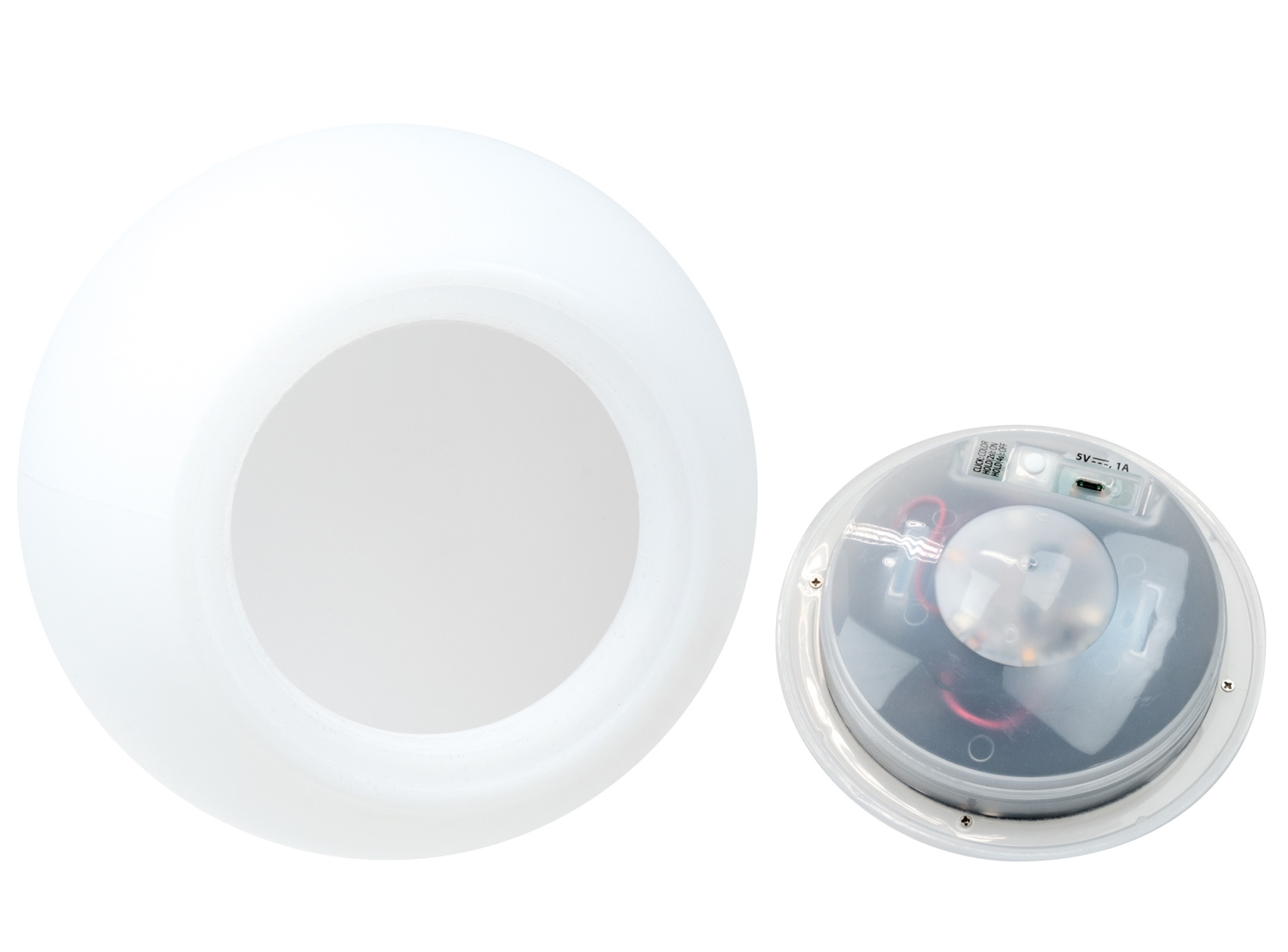 Zwei Teile einer weißen, kugelförmigen Lampe, eines mit den internen Komponenten des Lichts.