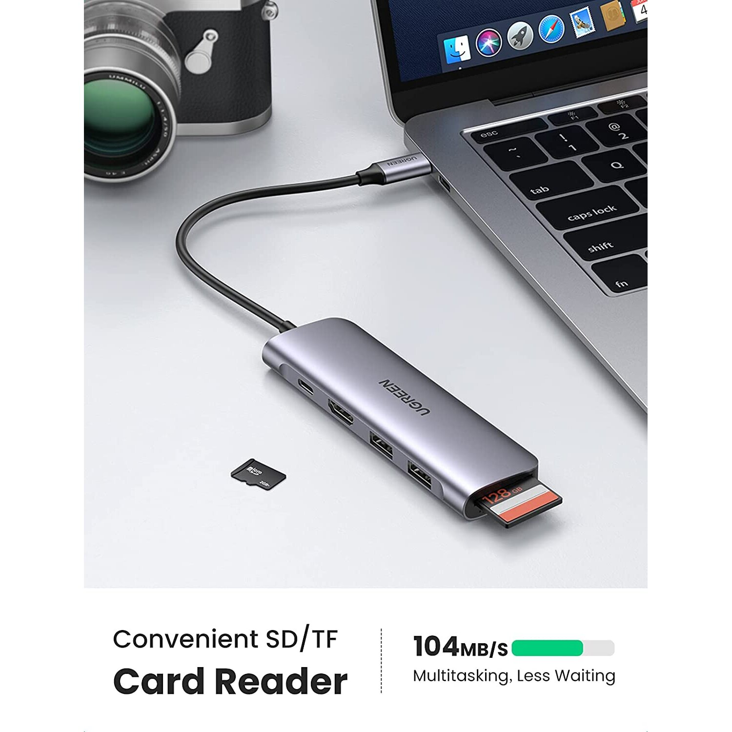 Szary hub USB z kilkoma portami podłączony do laptopa, z włożoną kartą SD.