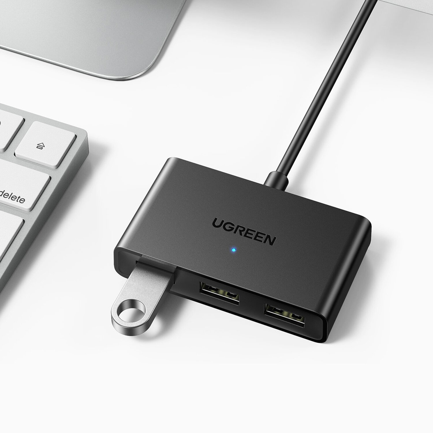 Hub USB UGREEN nero con due porte, un connettore USB-A e una luce di ricarica. Sfondo bianco.