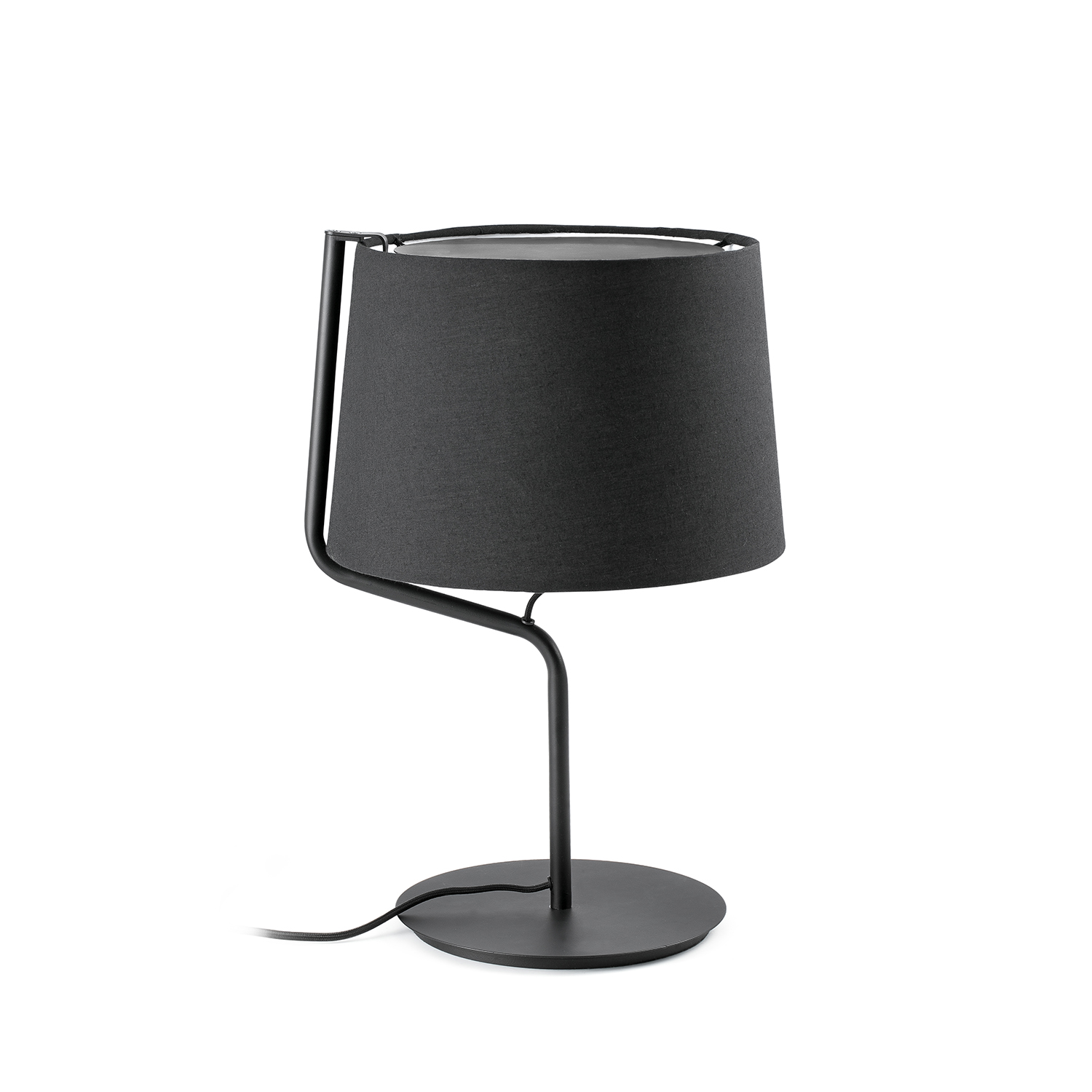 Lampada nera con paralume nero, supporto sottile e base circolare. Sfondo bianco.