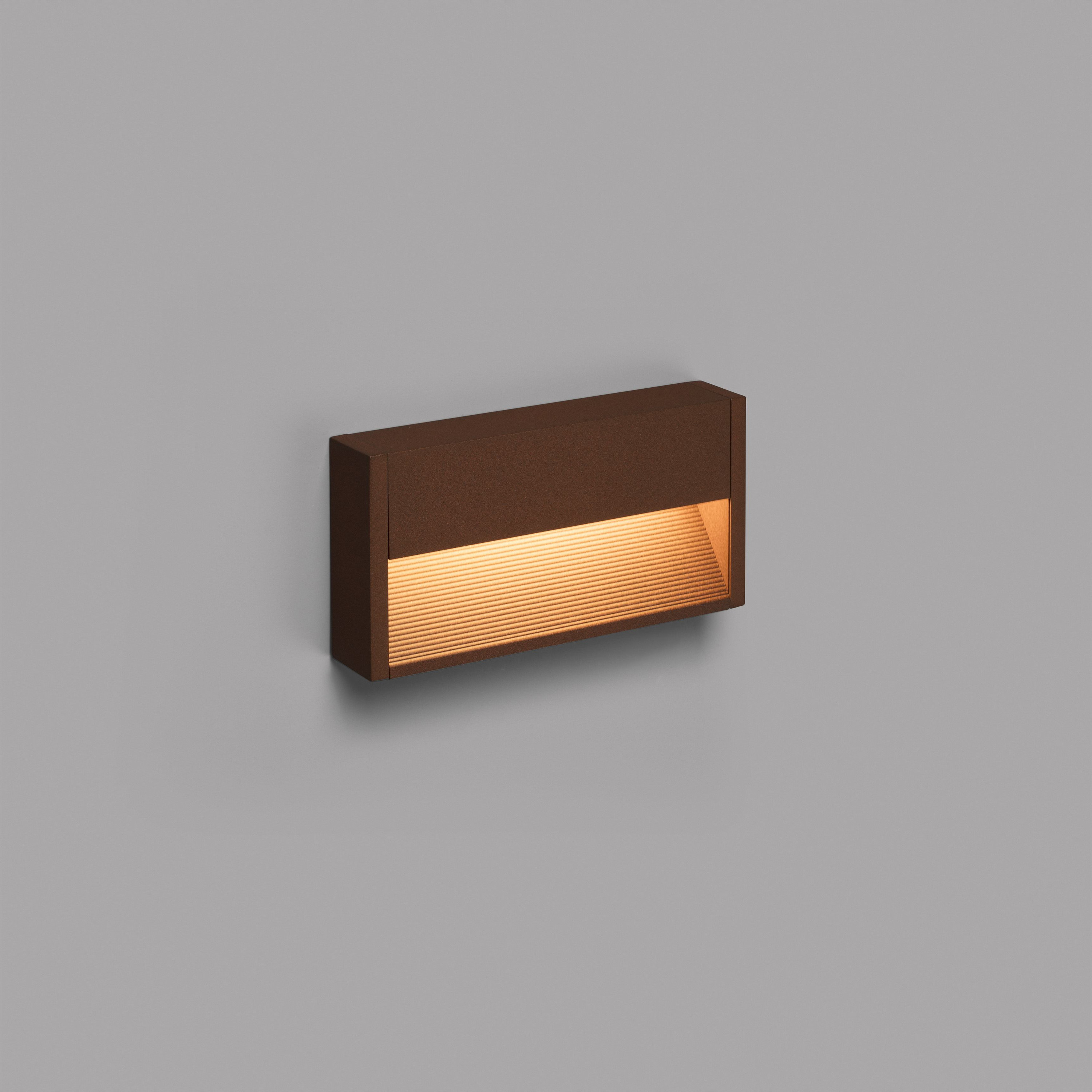 Una lampada da parete rettangolare marrone con una luce calda, design semplice.