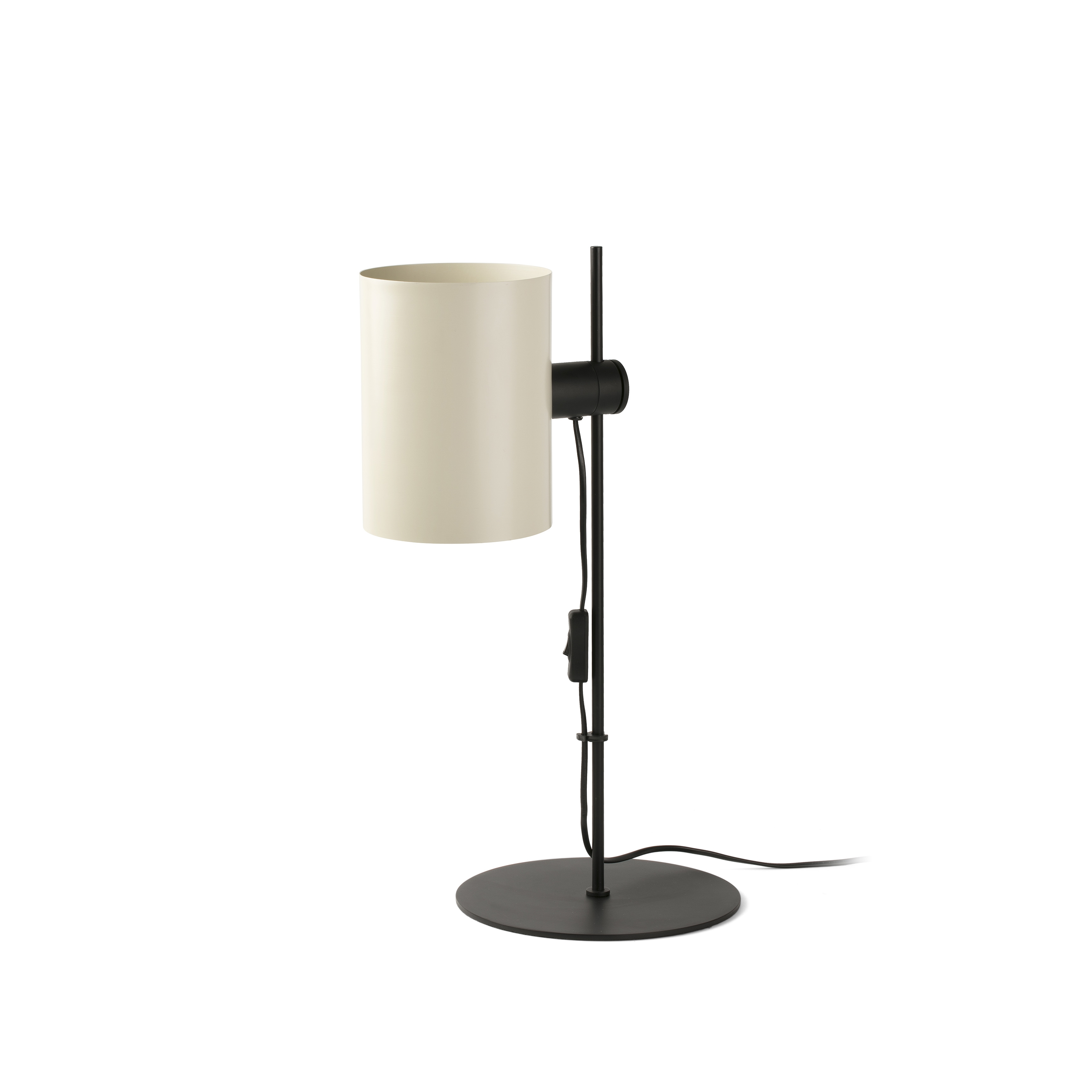Una lampada da tavolo nera con paralume bianco. Ha una base rotonda, uno stelo lungo e un interruttore.