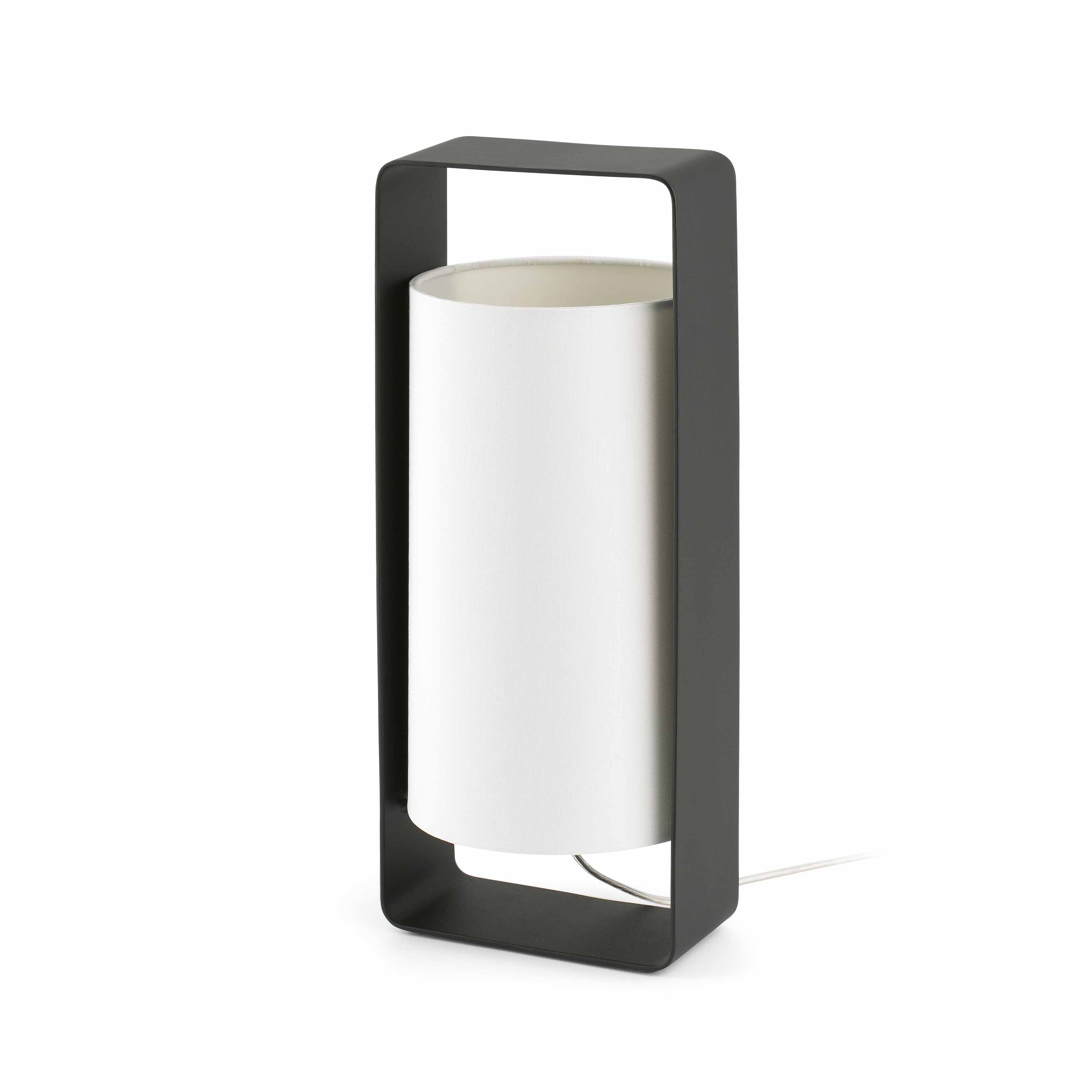 Lampada con cornice nera e paralume cilindrico bianco, su sfondo bianco.