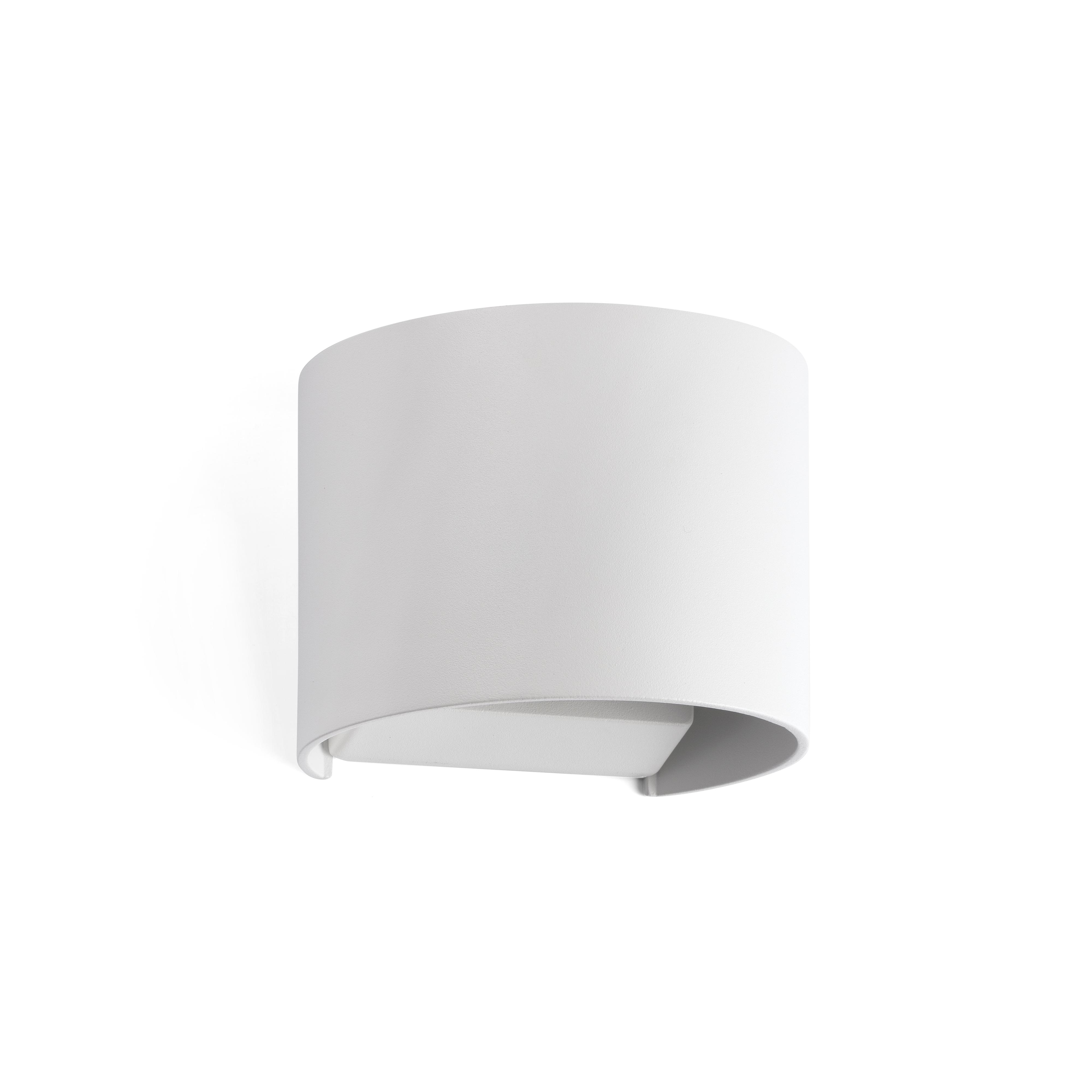 Un apparecchio di illuminazione a parete bianco, semicerchio, su sfondo bianco. L'apparecchio è liscio e moderno.
