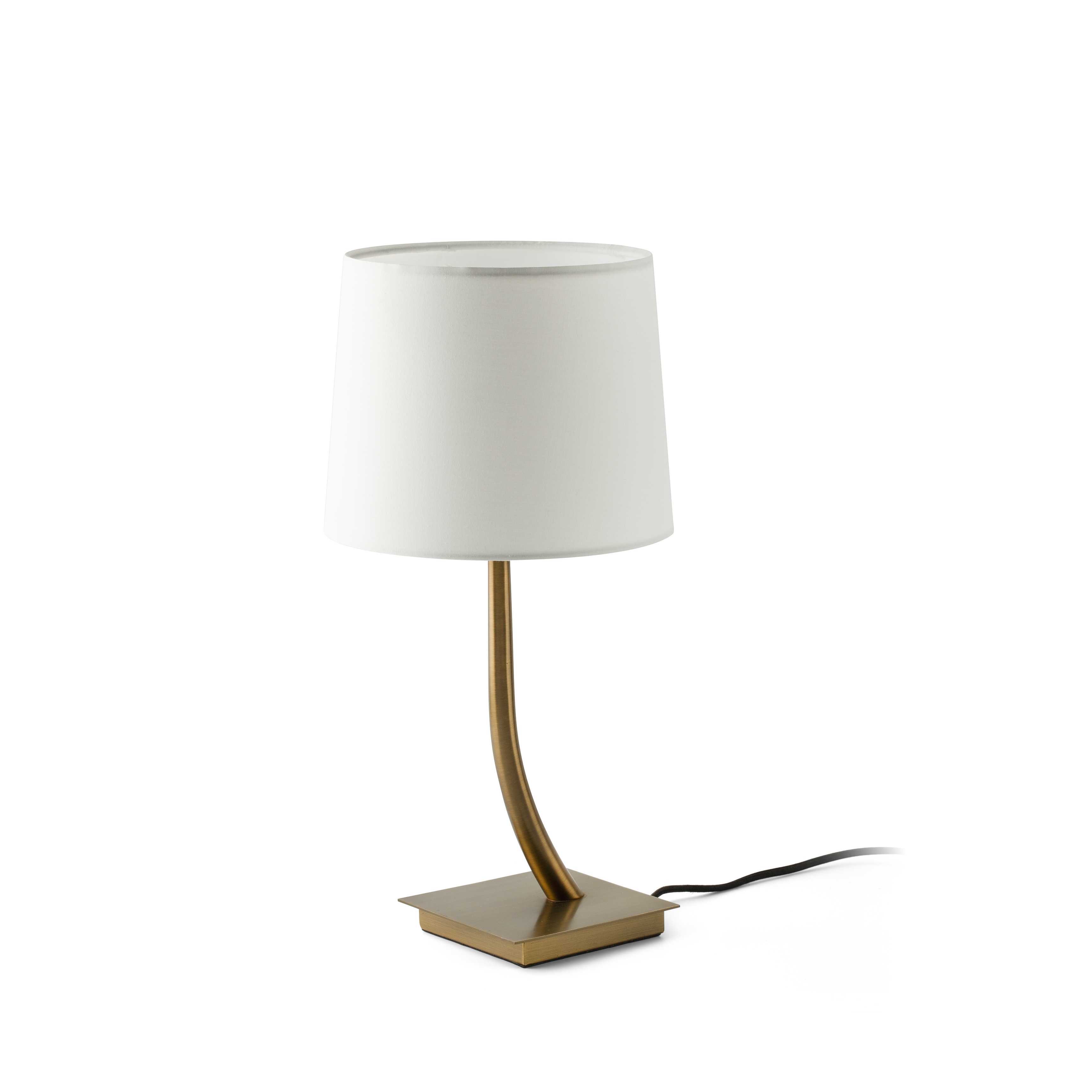 Una lampada da tavolo con paralume bianco, stelo dorato curvo e base quadrata dorata.
