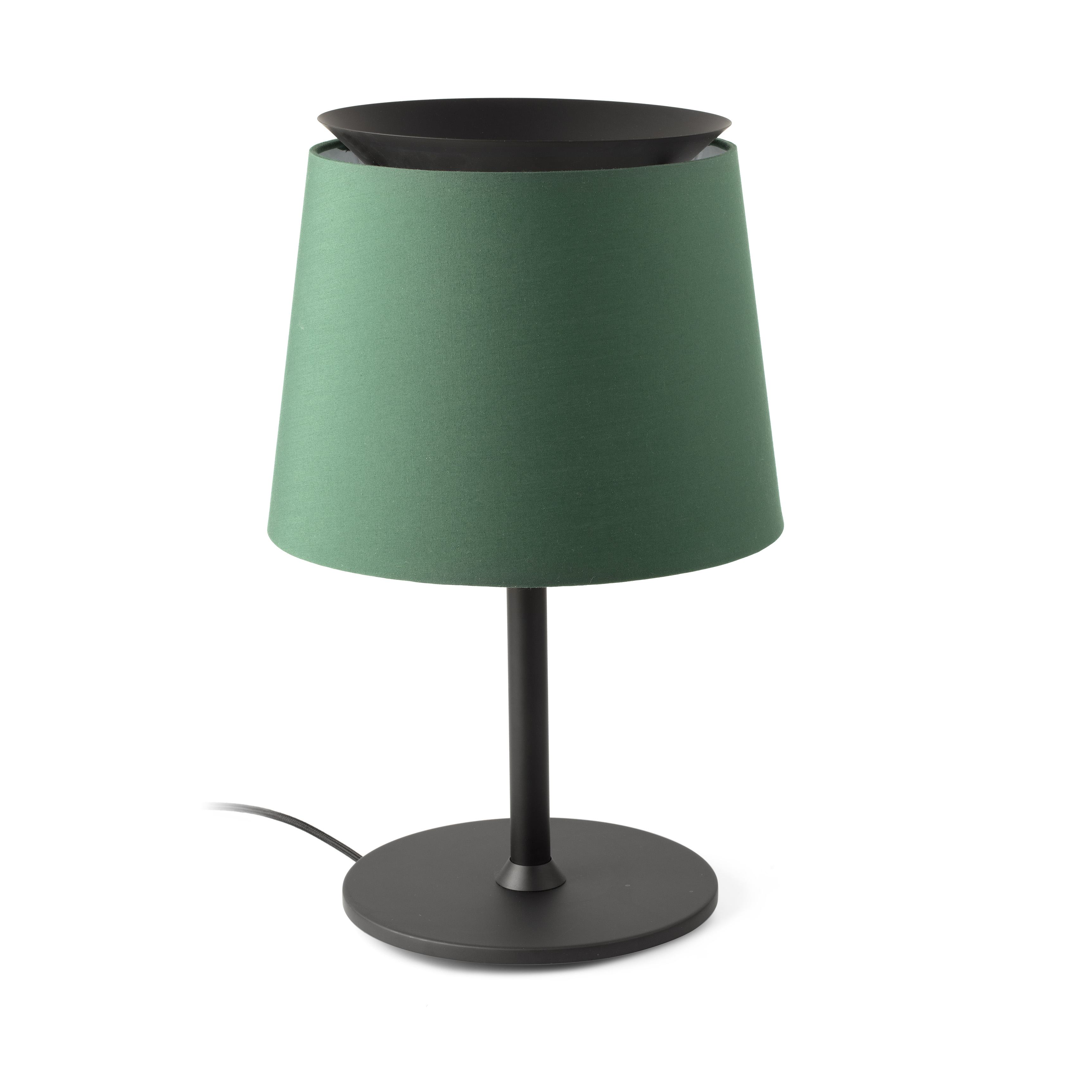 Lampada da tavolo con paralume verde, base e stelo neri. È su una superficie bianca.