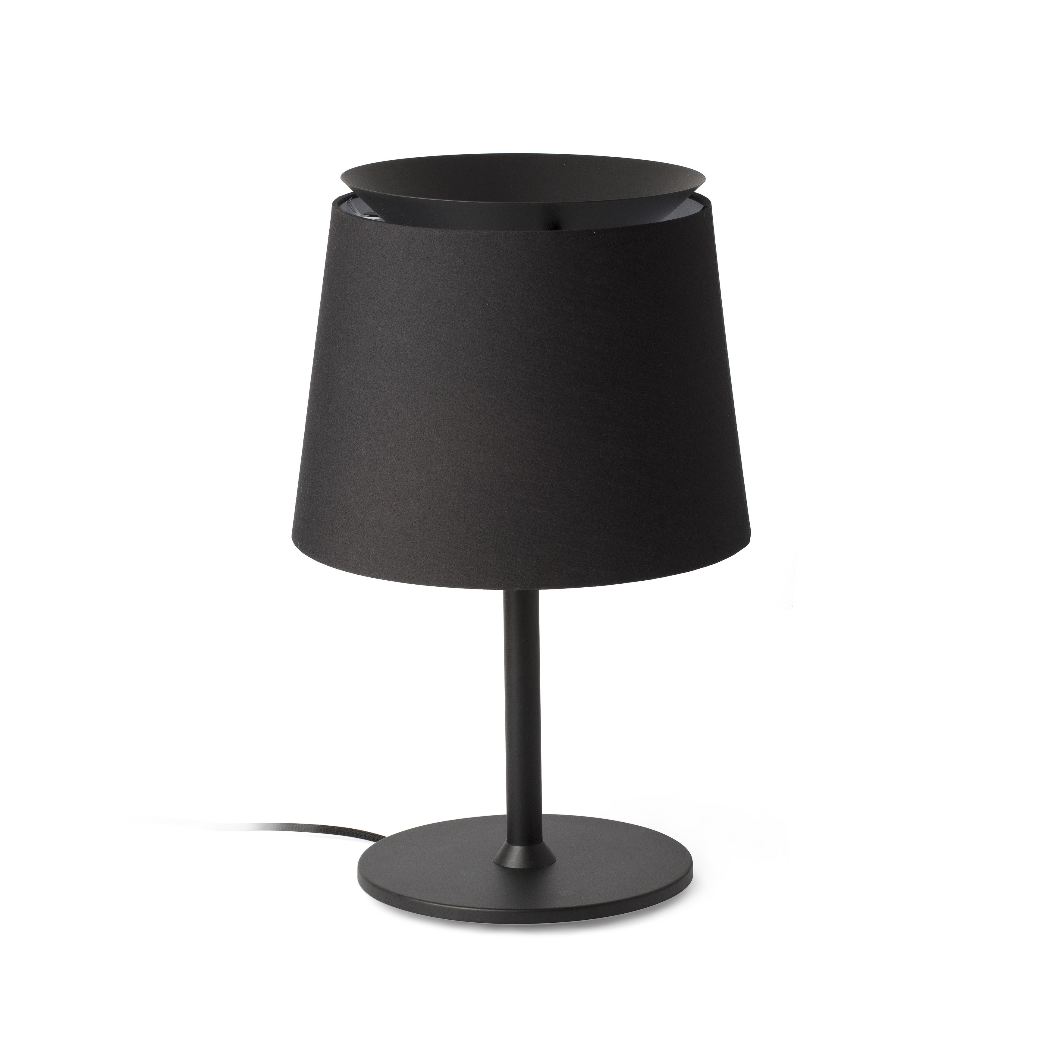 Lampada da tavolo nera con paralume e base rotonda, sfondo bianco.