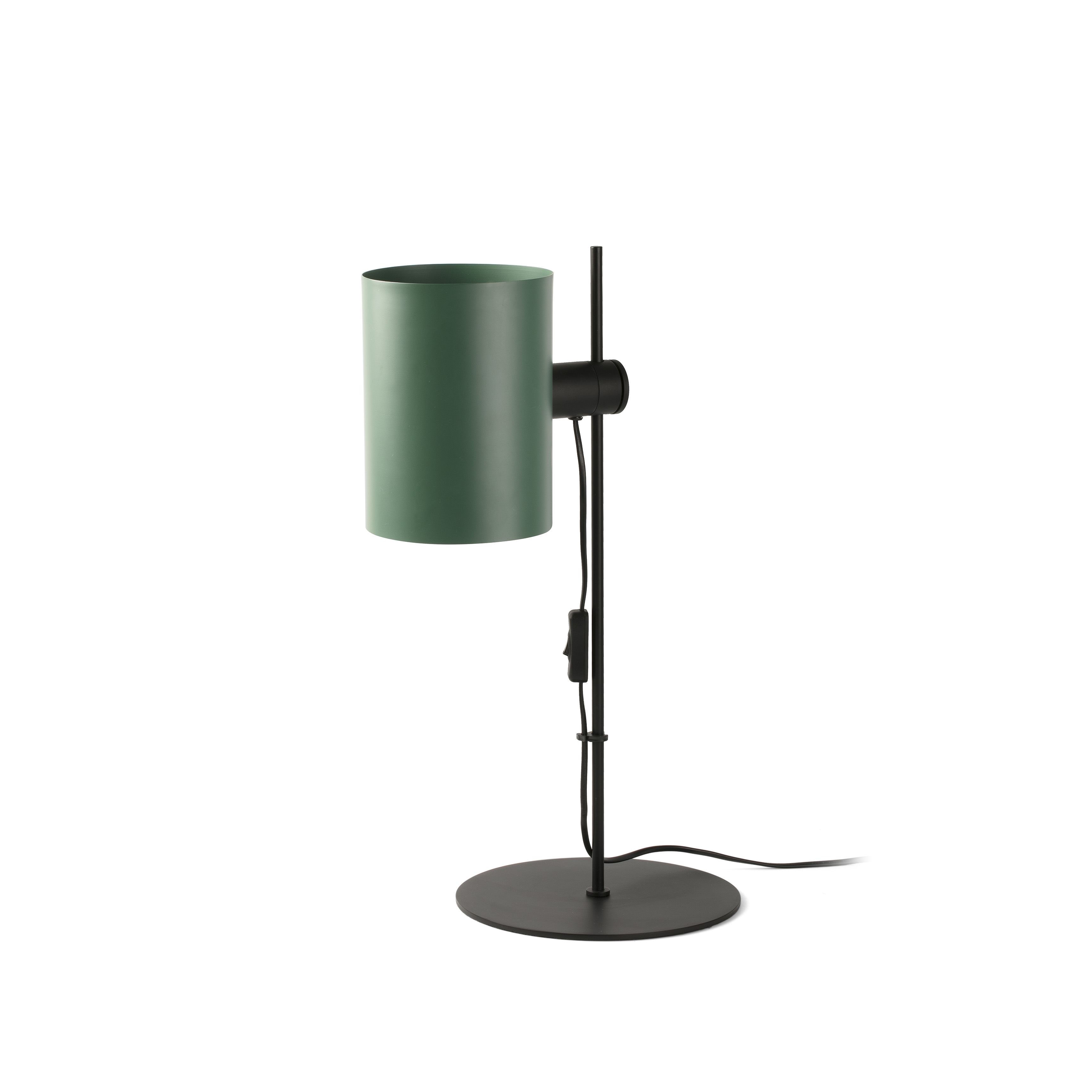 Un paralume cilindrico verde su una lampada nera. La lampada ha base e stelo neri ed è su sfondo bianco.