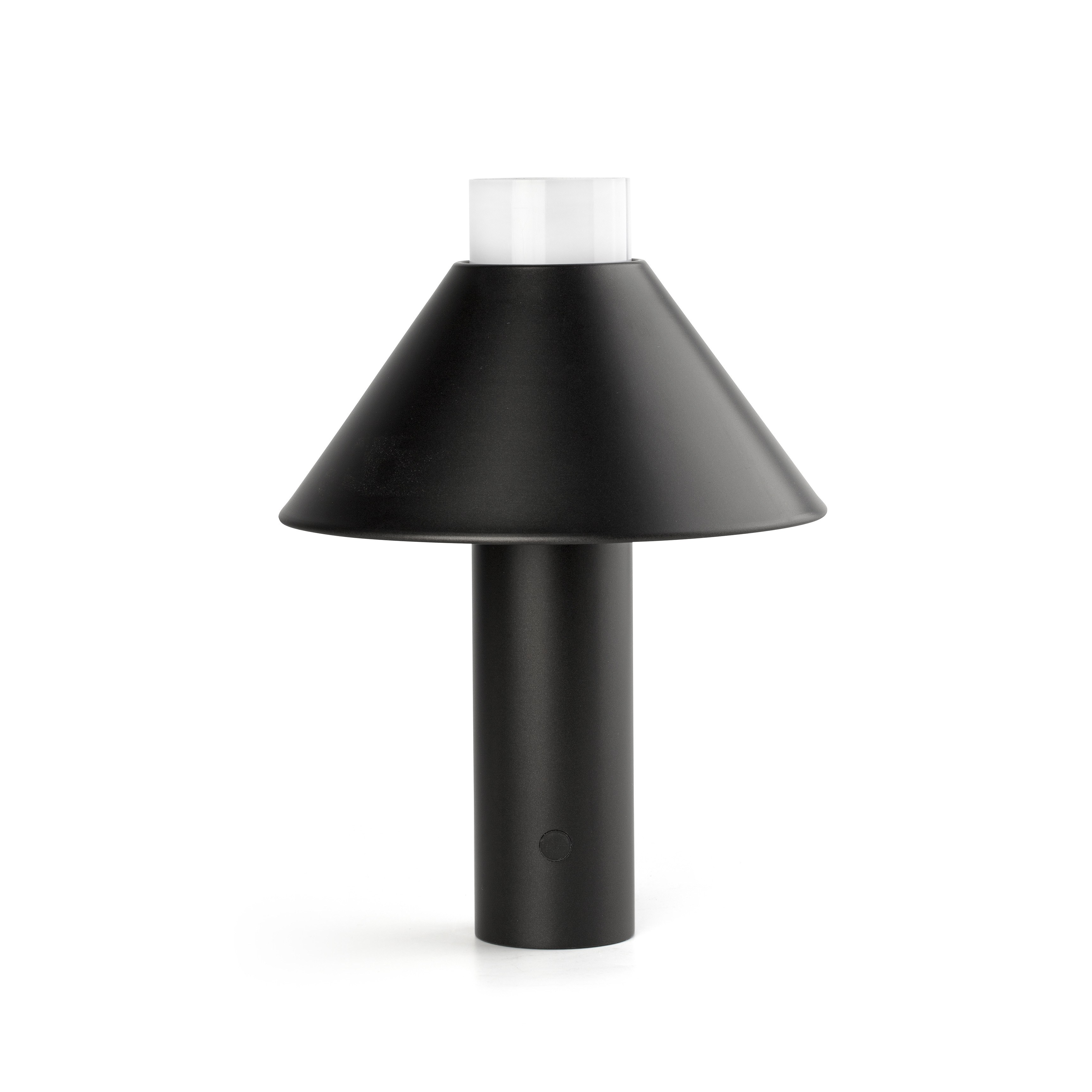 Una lampada da esterno nera con paralume conico e parte superiore bianca. Ha una base rotonda.