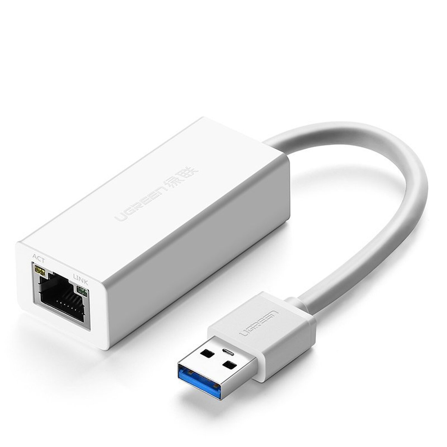 USB portu ve RJ45 konnektörlü beyaz UGREEN Ethernet adaptörü.