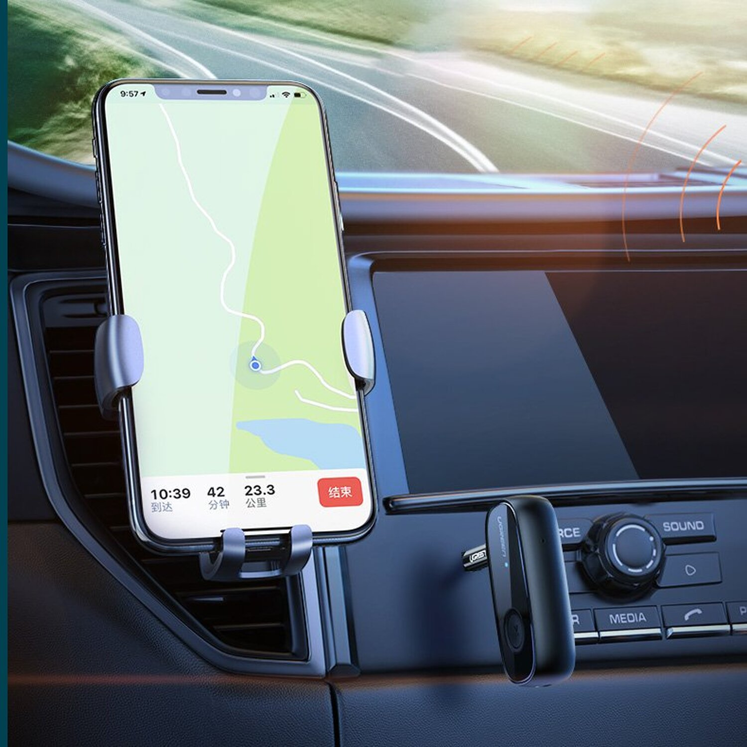 Telefon w uchwycie samochodowym wyświetla mapę. Czarne urządzenie bluetooth na desce rozdzielczej.