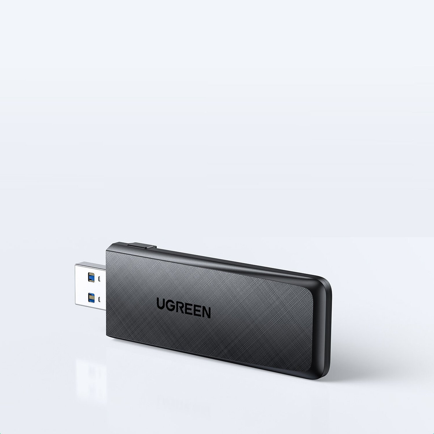 Schwarzer UGREEN USB-Adapter. Das USB-Ende ist silberfarben. Weißer Hintergrund.