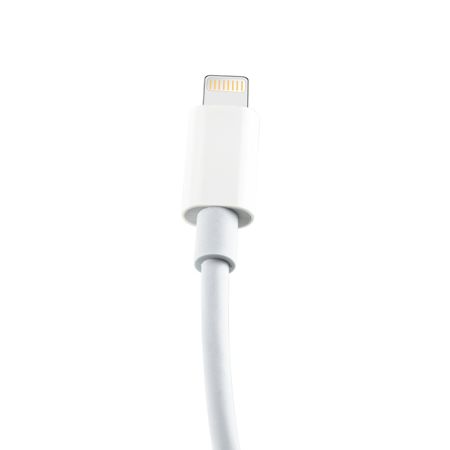 Ein weißes Lightning-Kabel mit weißem Stecker, isoliert auf weißem Hintergrund.