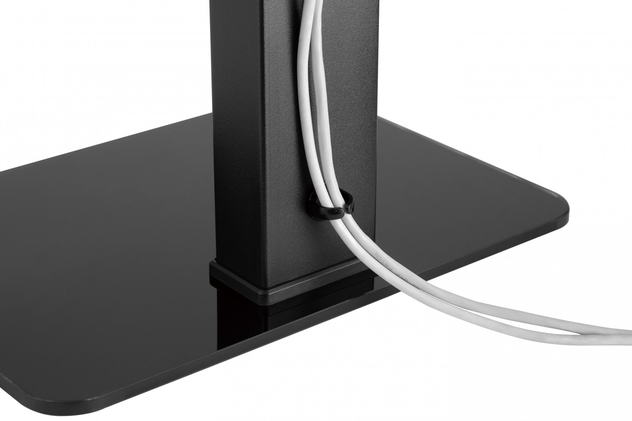 Schwarzer TV-Ständerfuß mit Kabelführung. Zwei weiße Kabel sind sichtbar.
