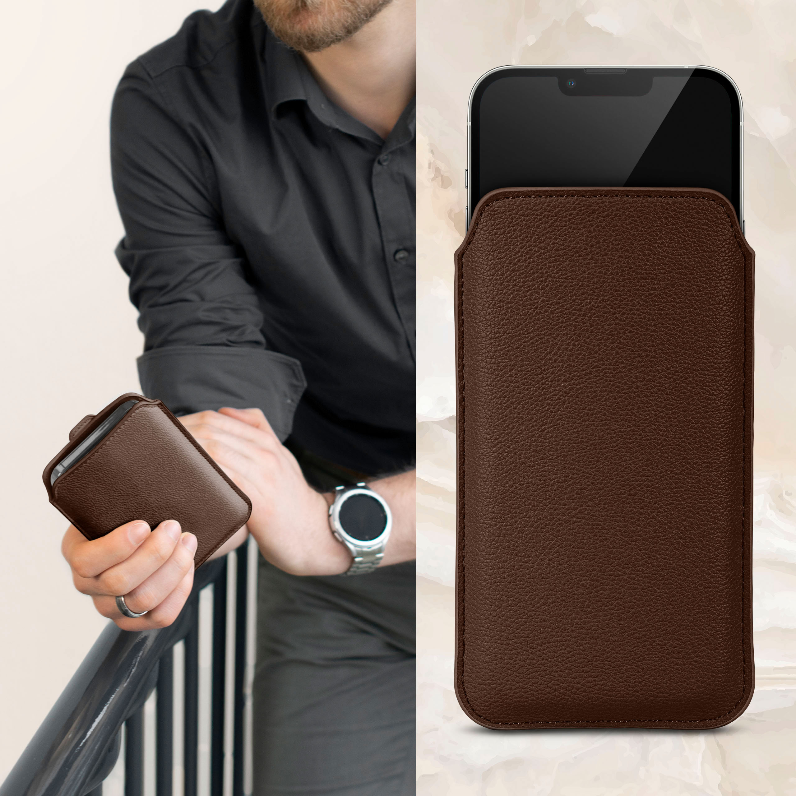 Mann hält braune Leder-Handyhülle, neben einem Telefon in einer passenden Hülle. Hintergrund ist unscharf.