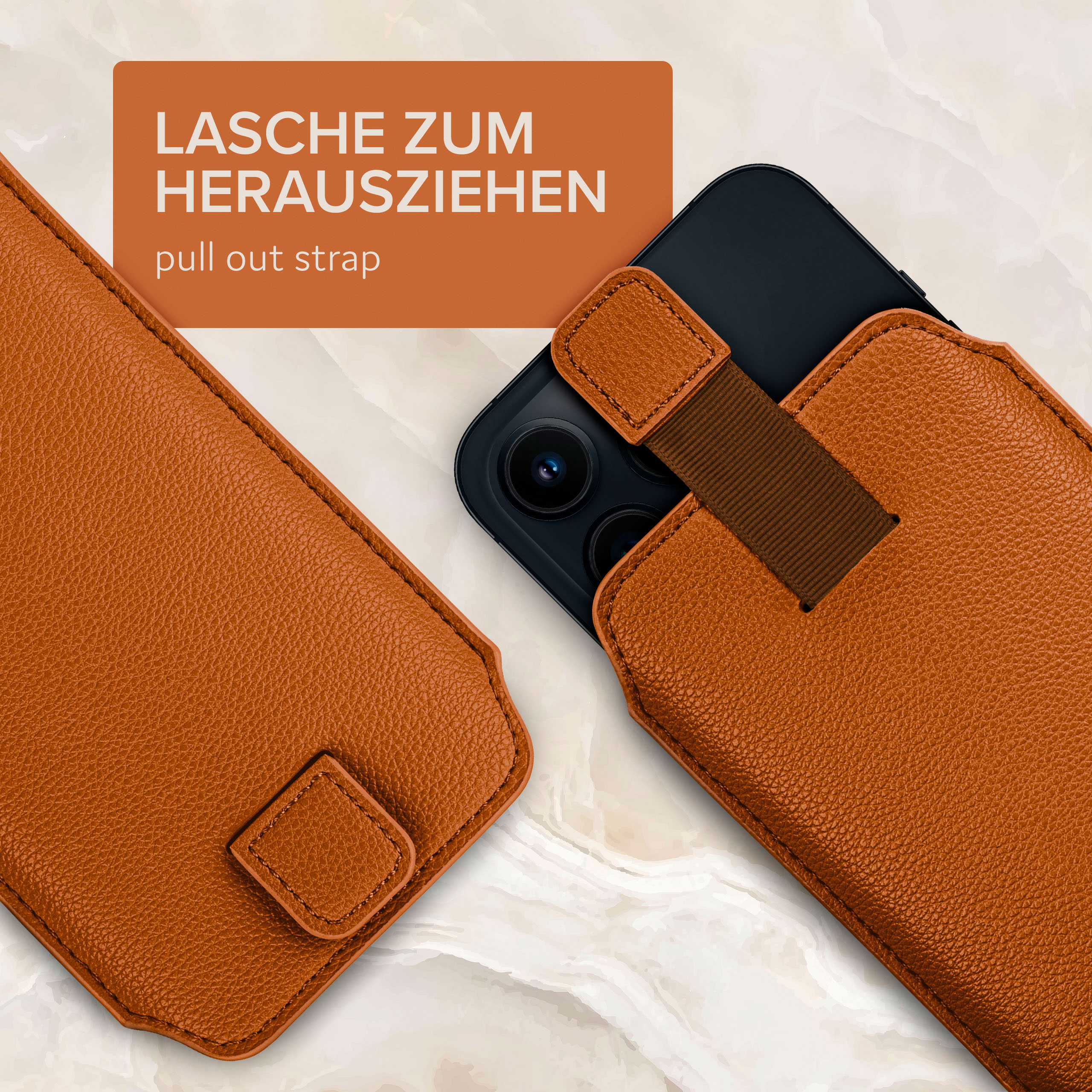 Zwei braune Leder-Handyhüllen mit Ausziehriemen, eine mit einem Telefon darin.
