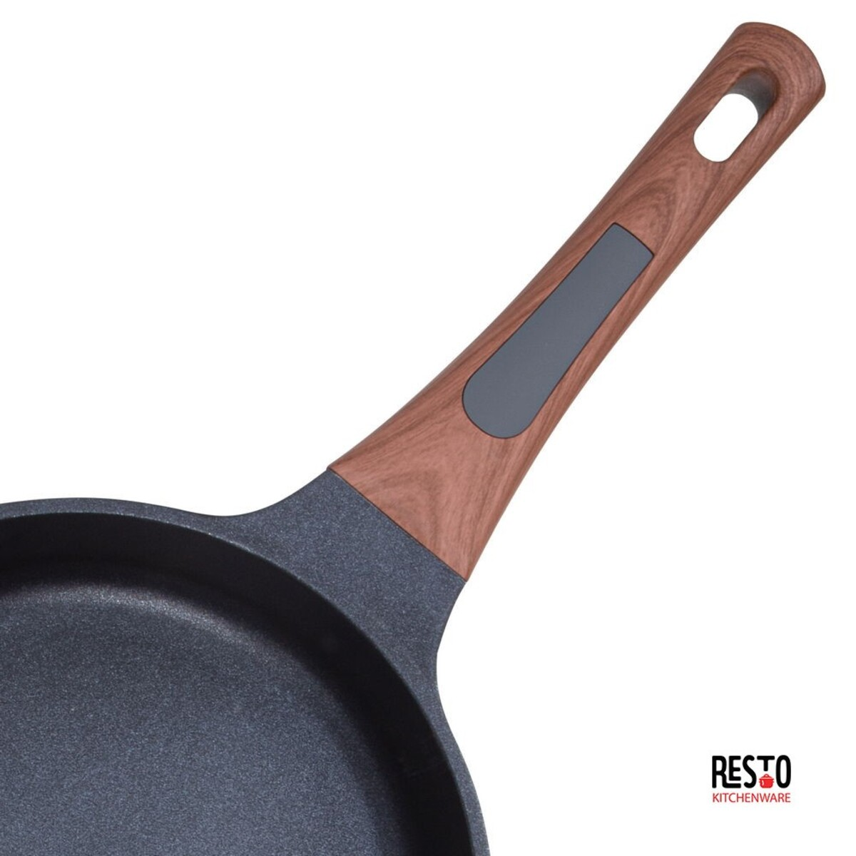 Eine Bratpfanne mit Holzgriff und grauem Pfannenkörper. Das Reso Kitchenware-Logo befindet sich unten rechts.