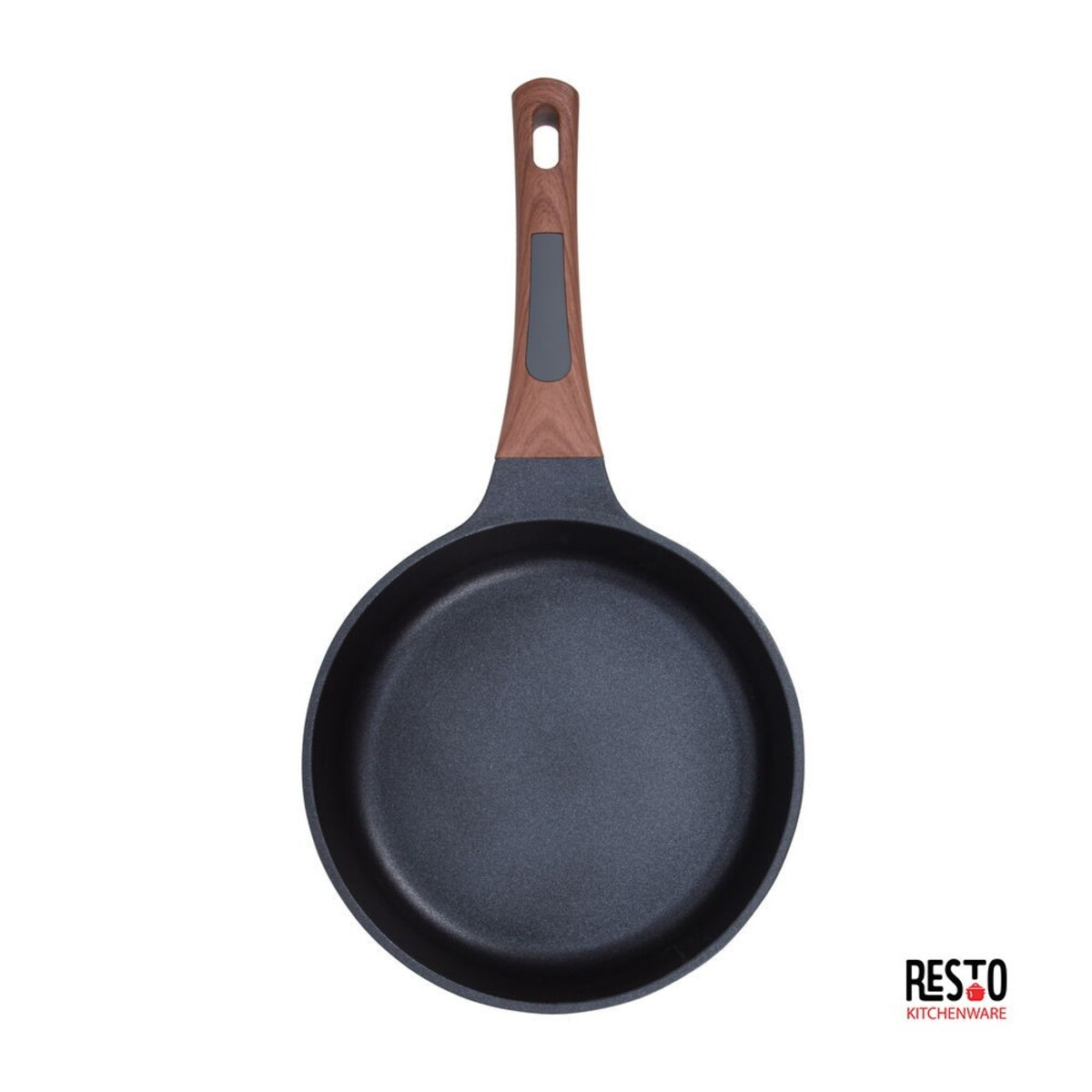 Eine schwarze Bratpfanne mit Holzgriff, von oben fotografiert, auf weißem Hintergrund.
