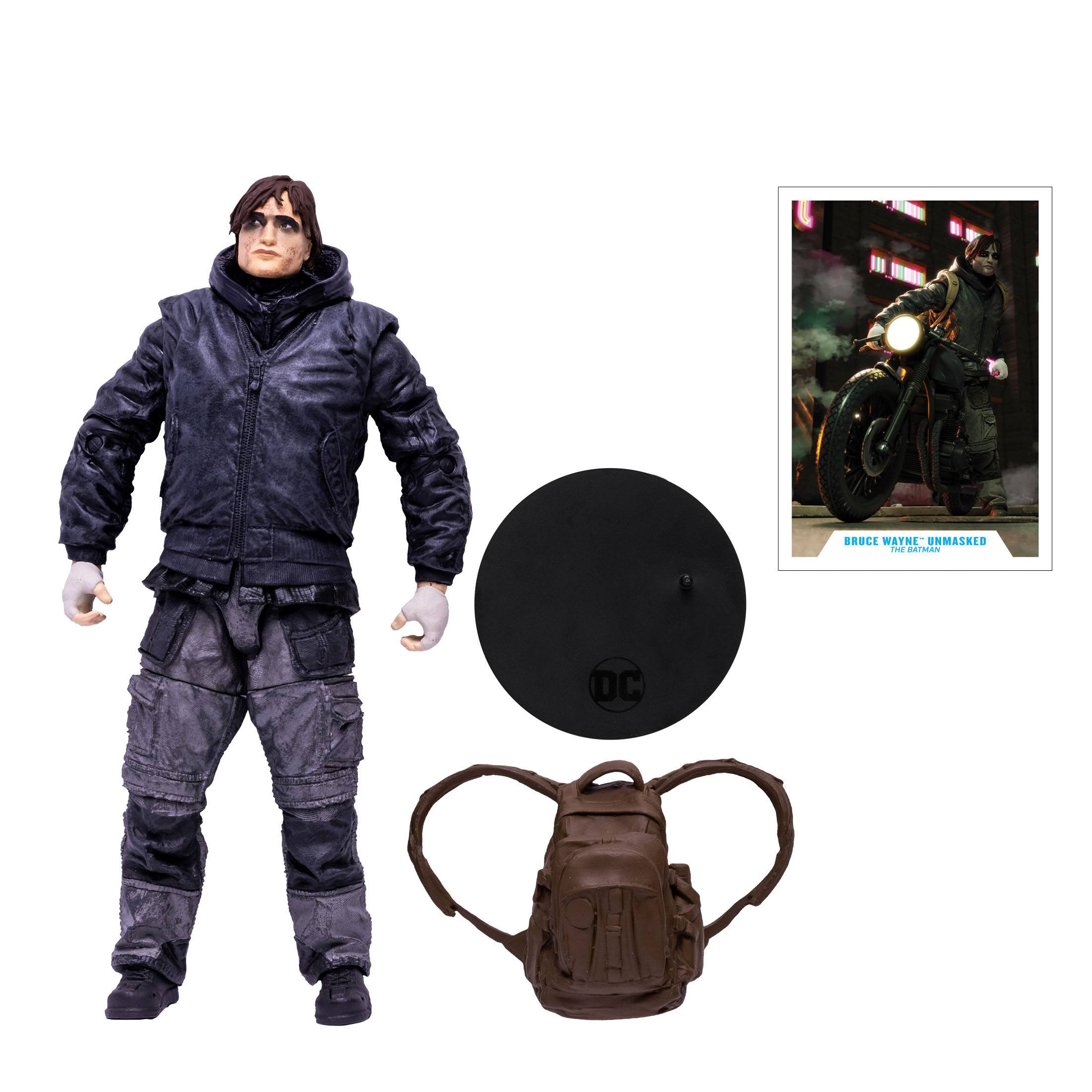 Eine Batman-Figur, ein Rucksack und ein Bild auf weißem Hintergrund.