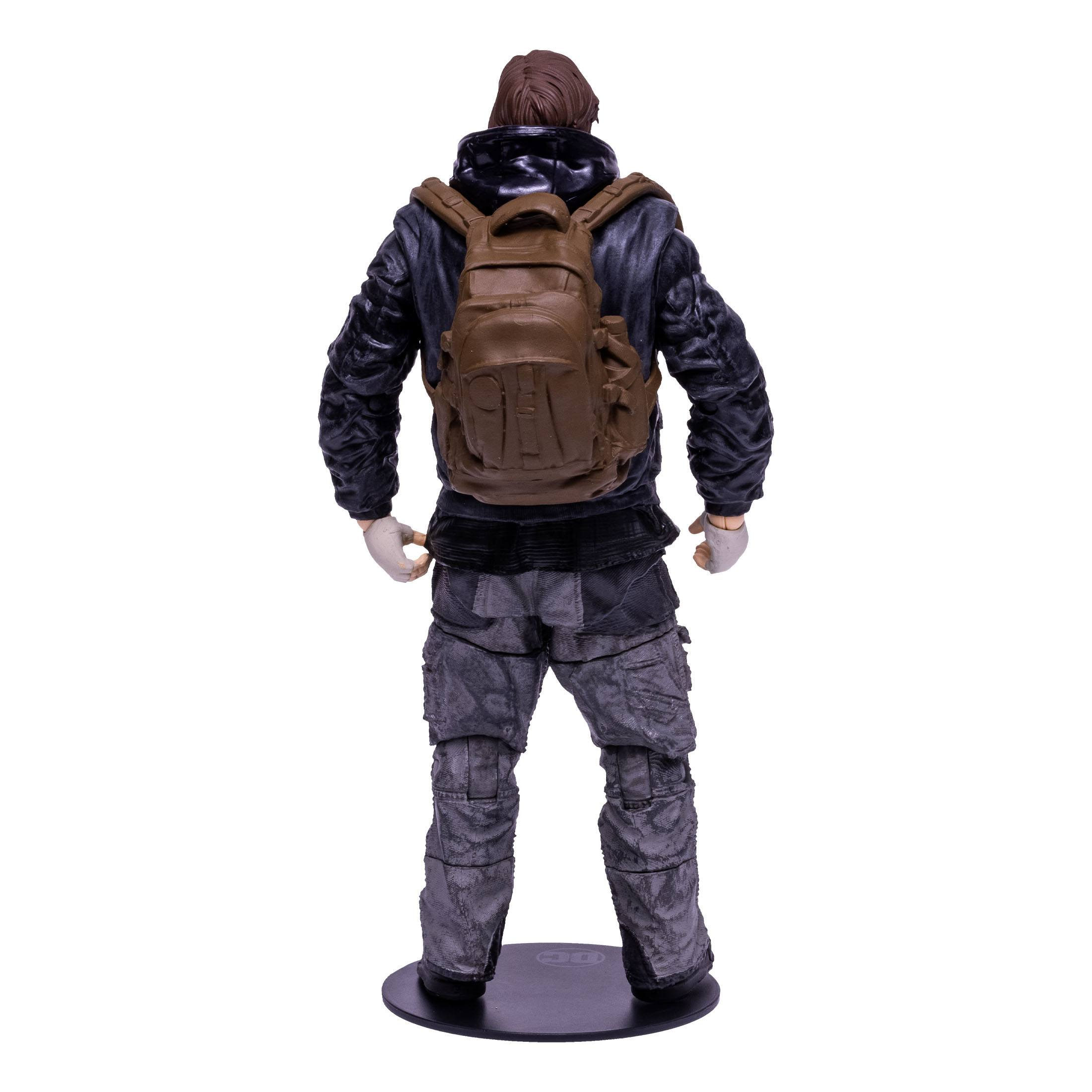 Eine Mannfigur in schwarzer Jacke und Hose, mit Rucksack, von hinten.