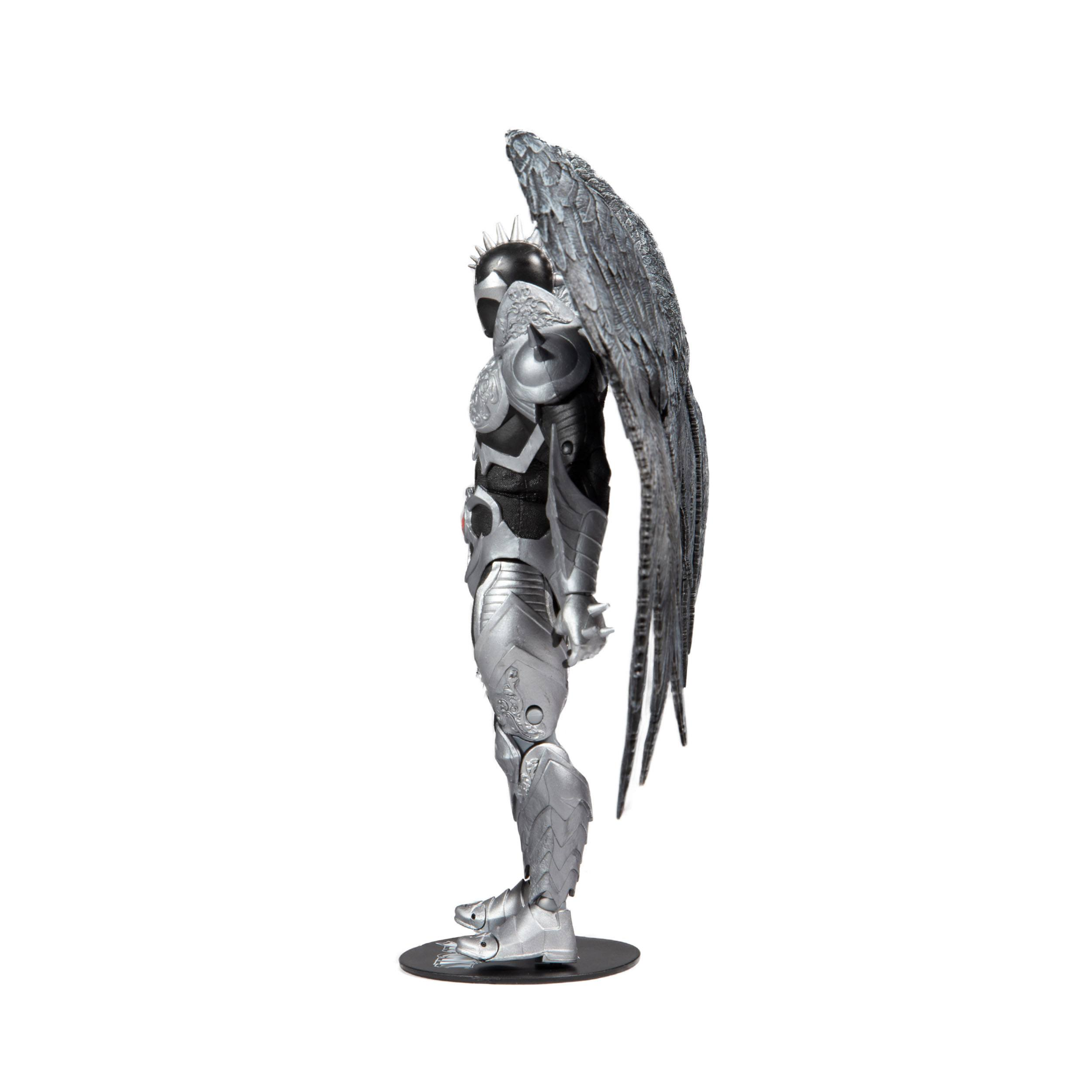 Seitenansicht einer silbernen Actionfigur mit Engelsflügeln. Weißer Hintergrund. Schwarze Basis.