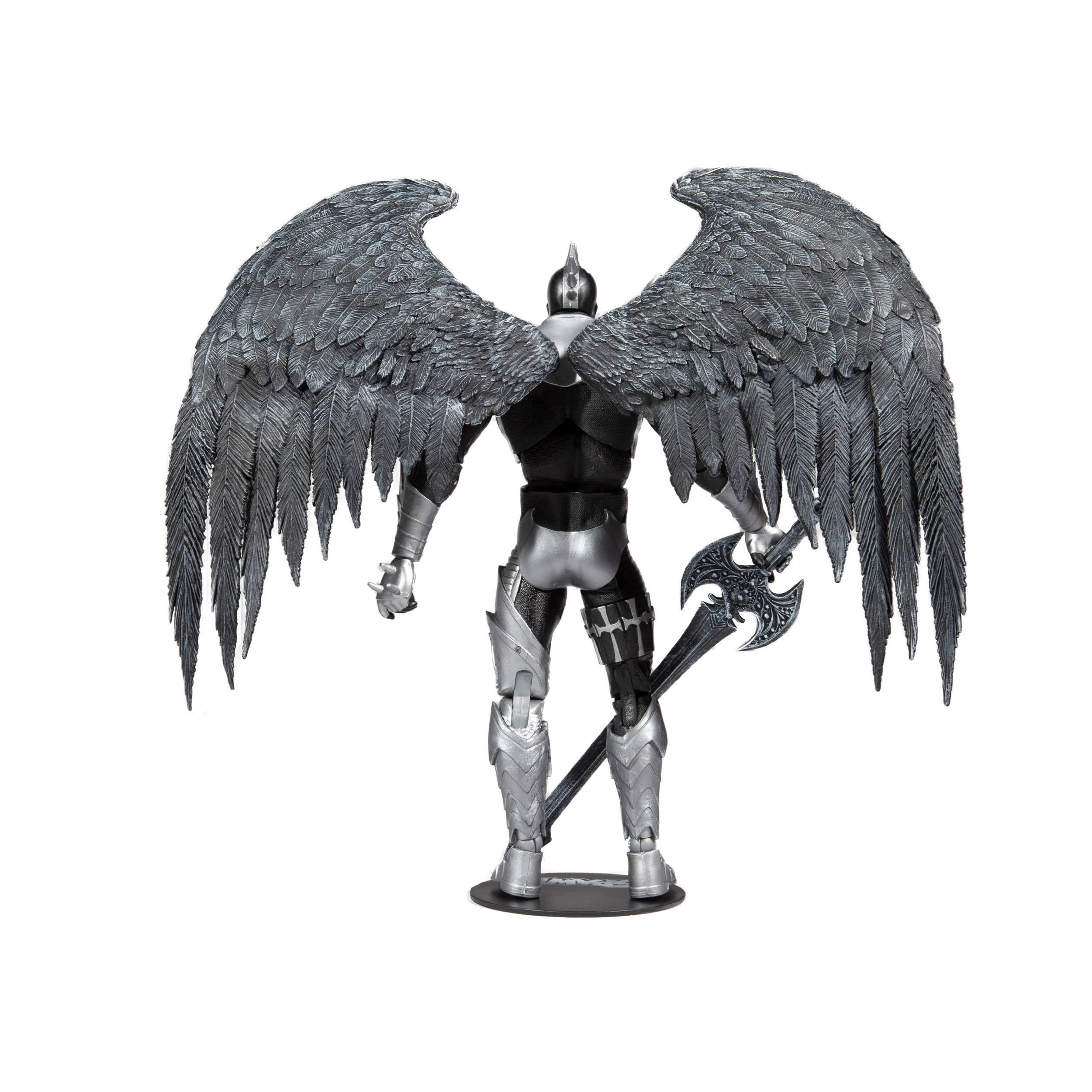 Figur mit Flügeln, hält eine Axt. Silberne und schwarze Rüstung.
