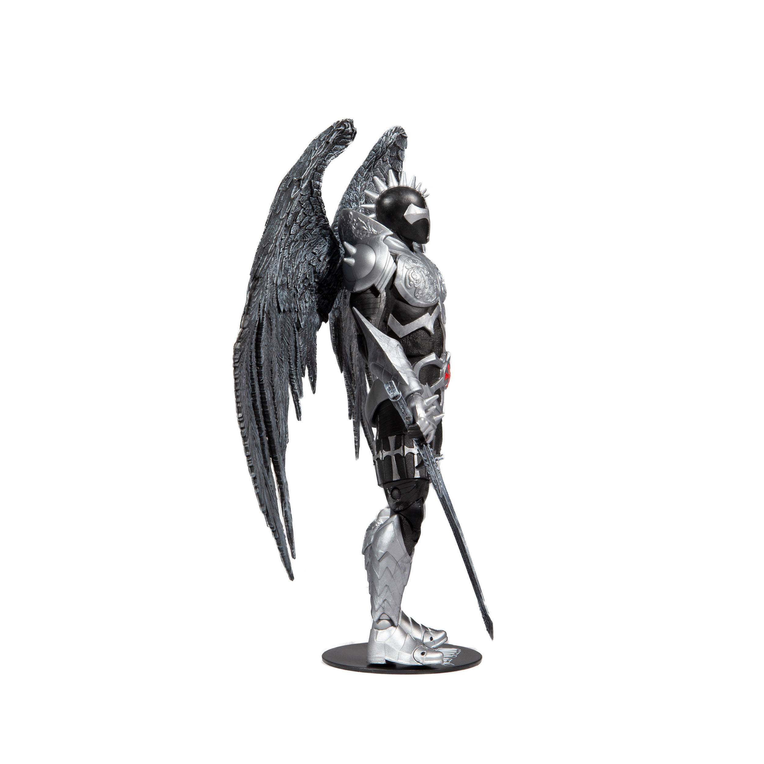 Figur mit Engelsflügeln. Hat schwarze Flügel, silberne Rüstung und ein Schwert. Weißer Hintergrund.