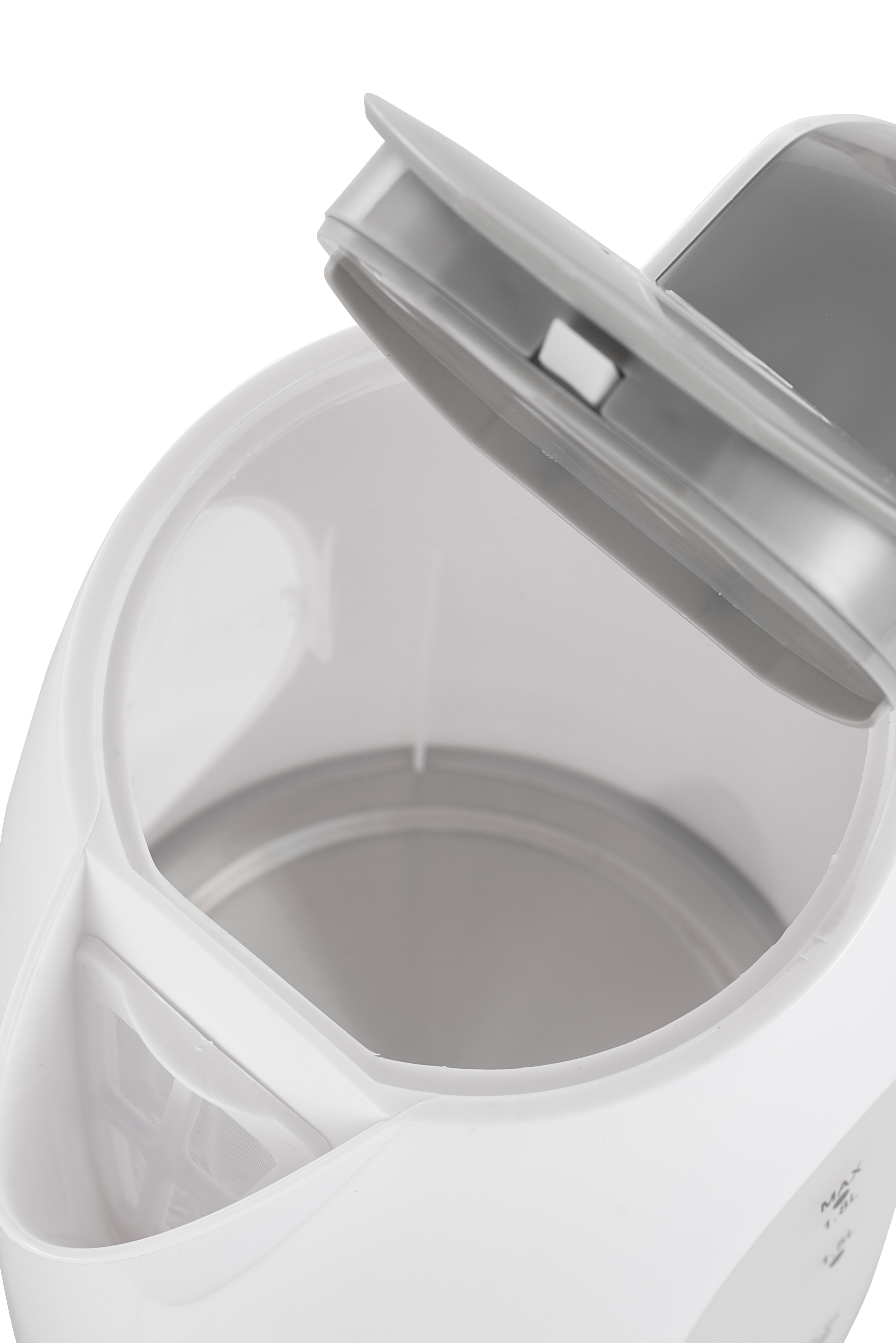 Ein weißer Wasserkocher, teilweise geöffnet. Das Innere des Wasserkochers und sein Ausguss sind sichtbar. Der Deckel ist offen.