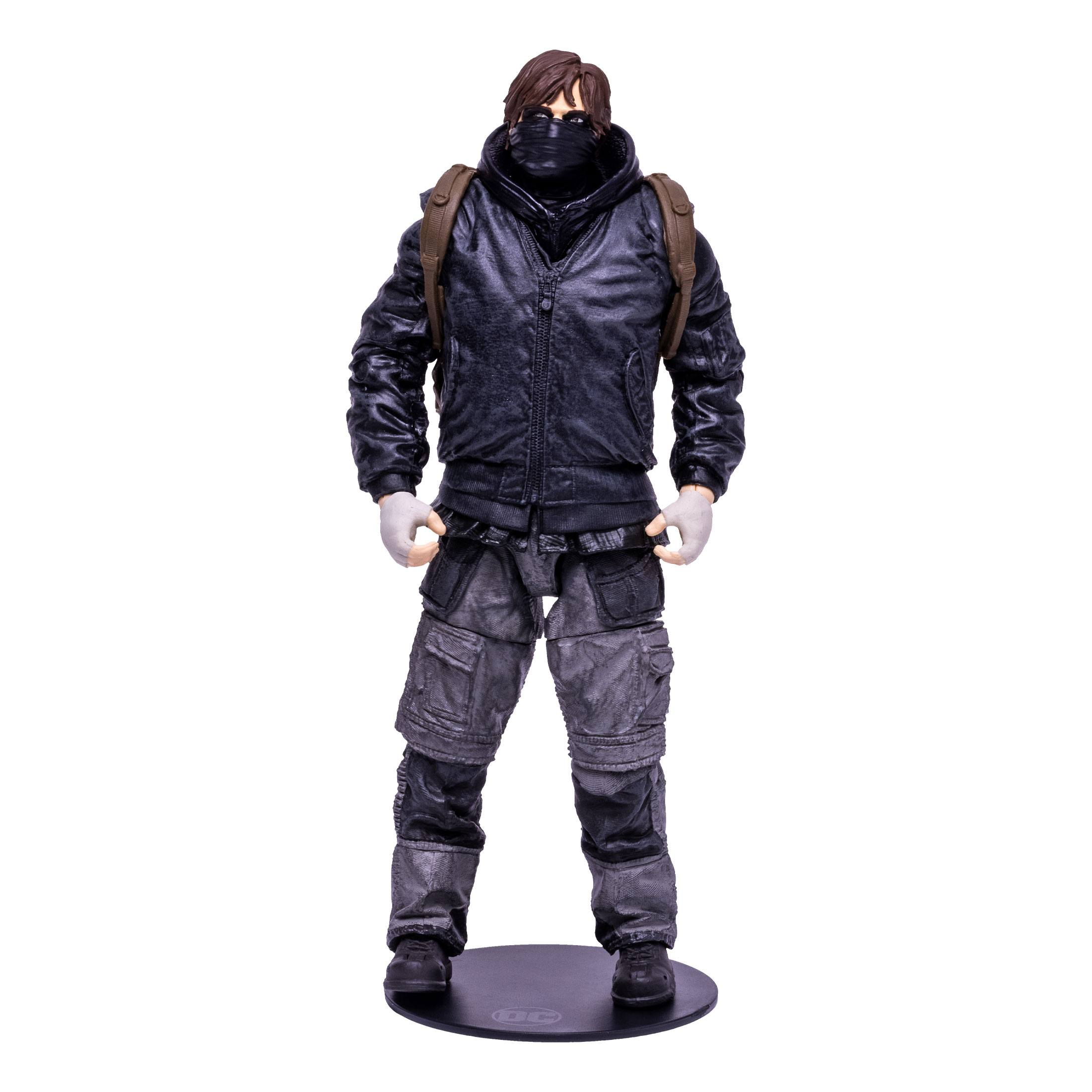Actionfigur mit schwarzer Maske und Jacke, Rucksack. Weißer Hintergrund.