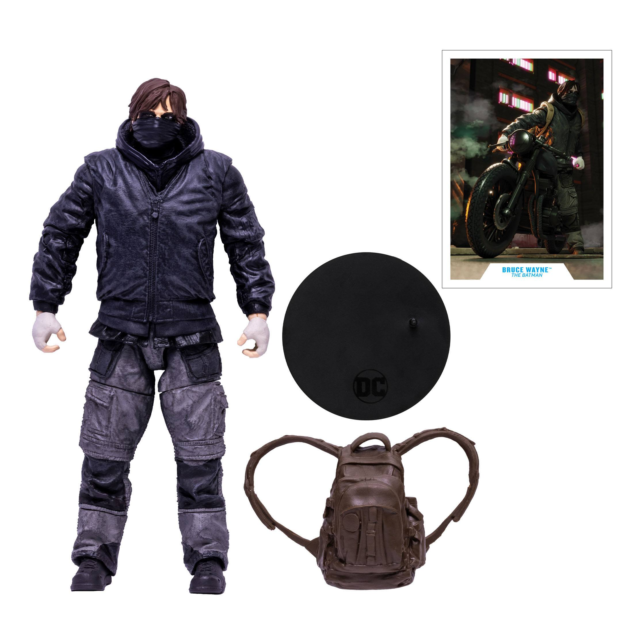 Batman-Actionfigur mit Rucksack, Basis und Poster. Figur trägt Maske und Jacke.