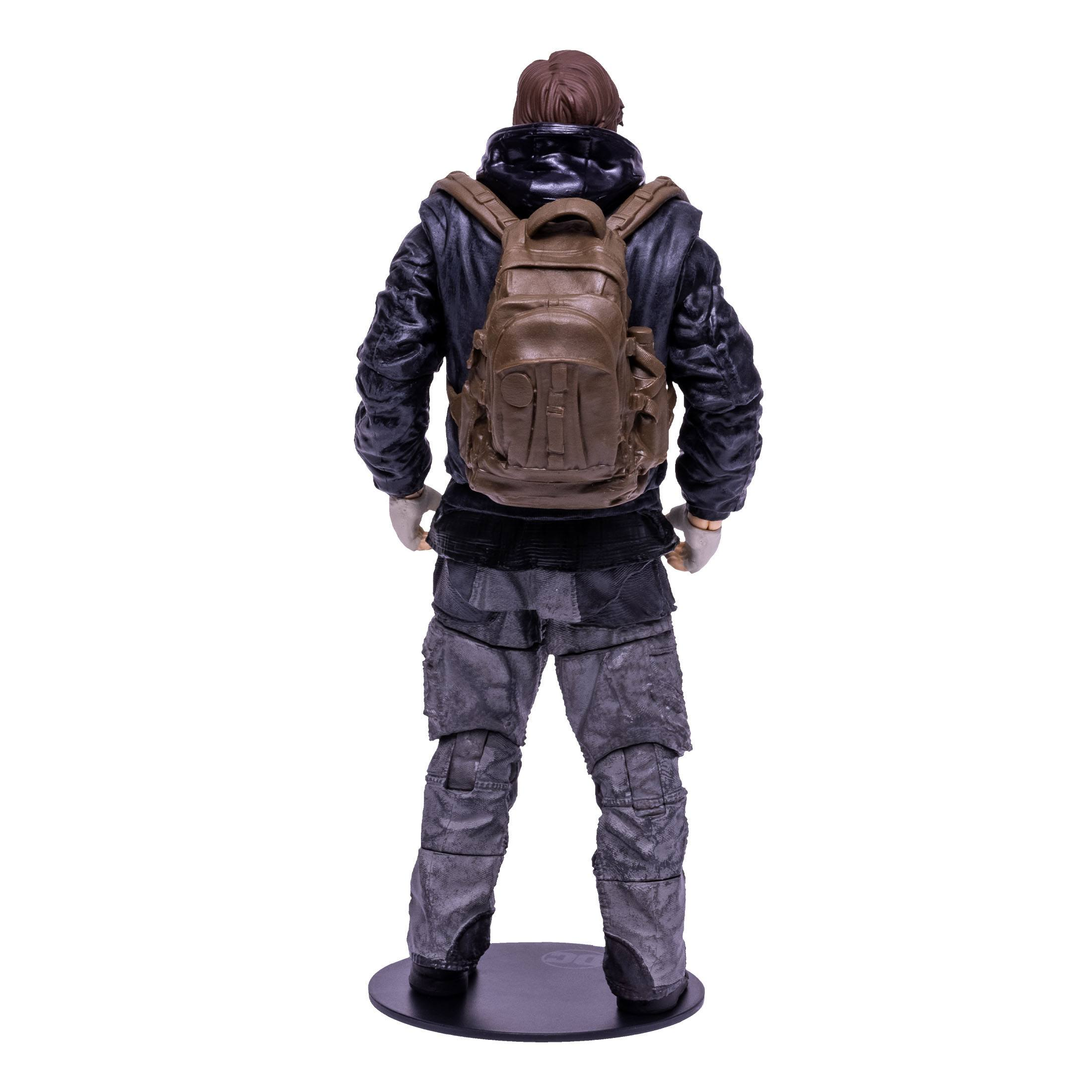 Eine Figur eines Mannes in schwarzer Jacke mit Rucksack und grauer Hose, stehend auf schwarzem Sockel.