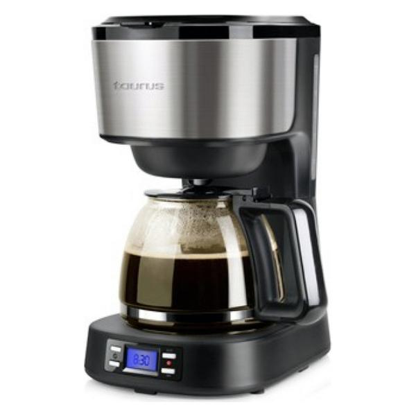 Una cafetera Taurus negra y plateada con una jarra de vidrio llena de café, sobre una base negra.