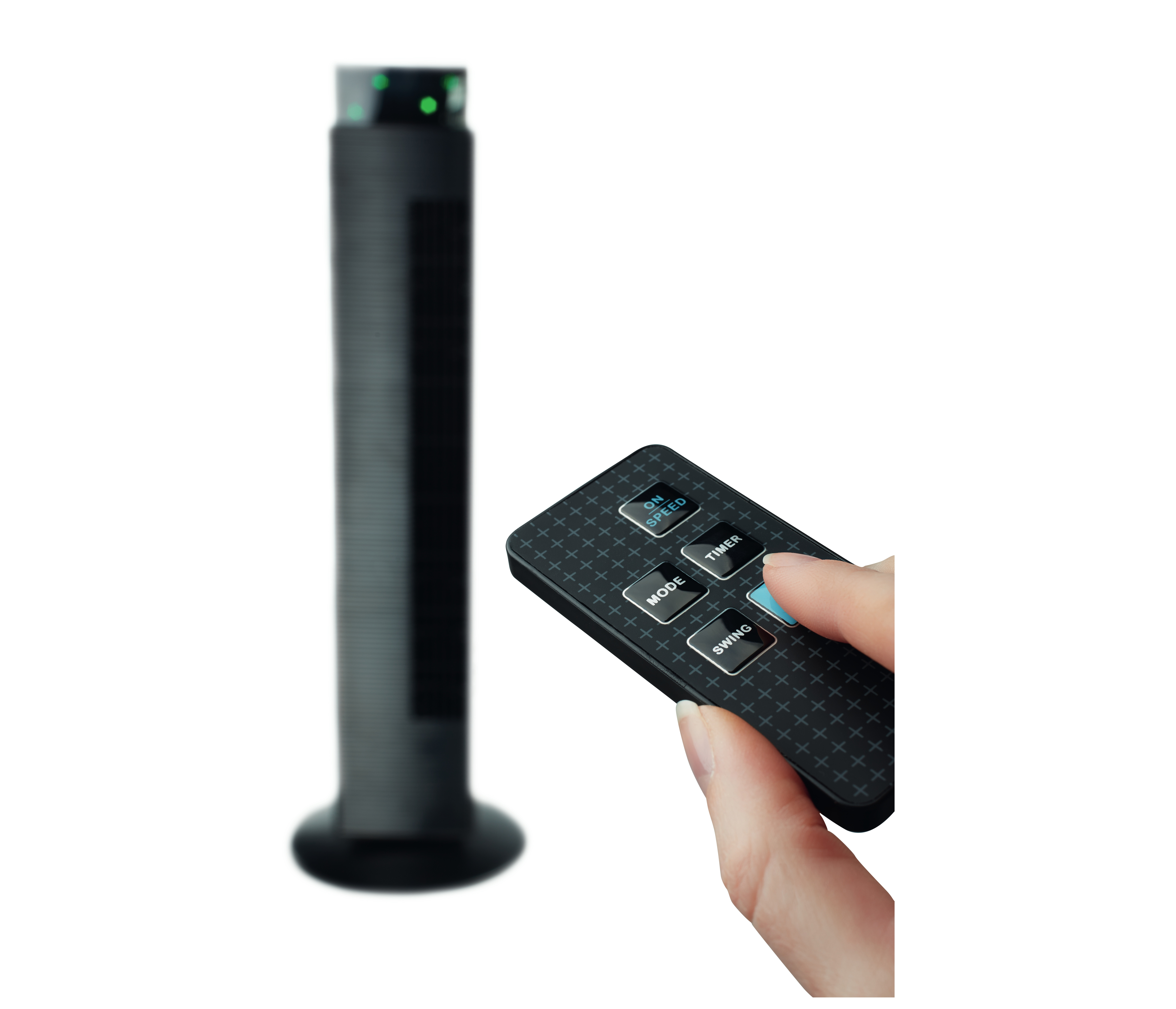 Czarny wentylator wieżowy z pilotem. Dłoń trzyma pilota, wskazując przyciski.