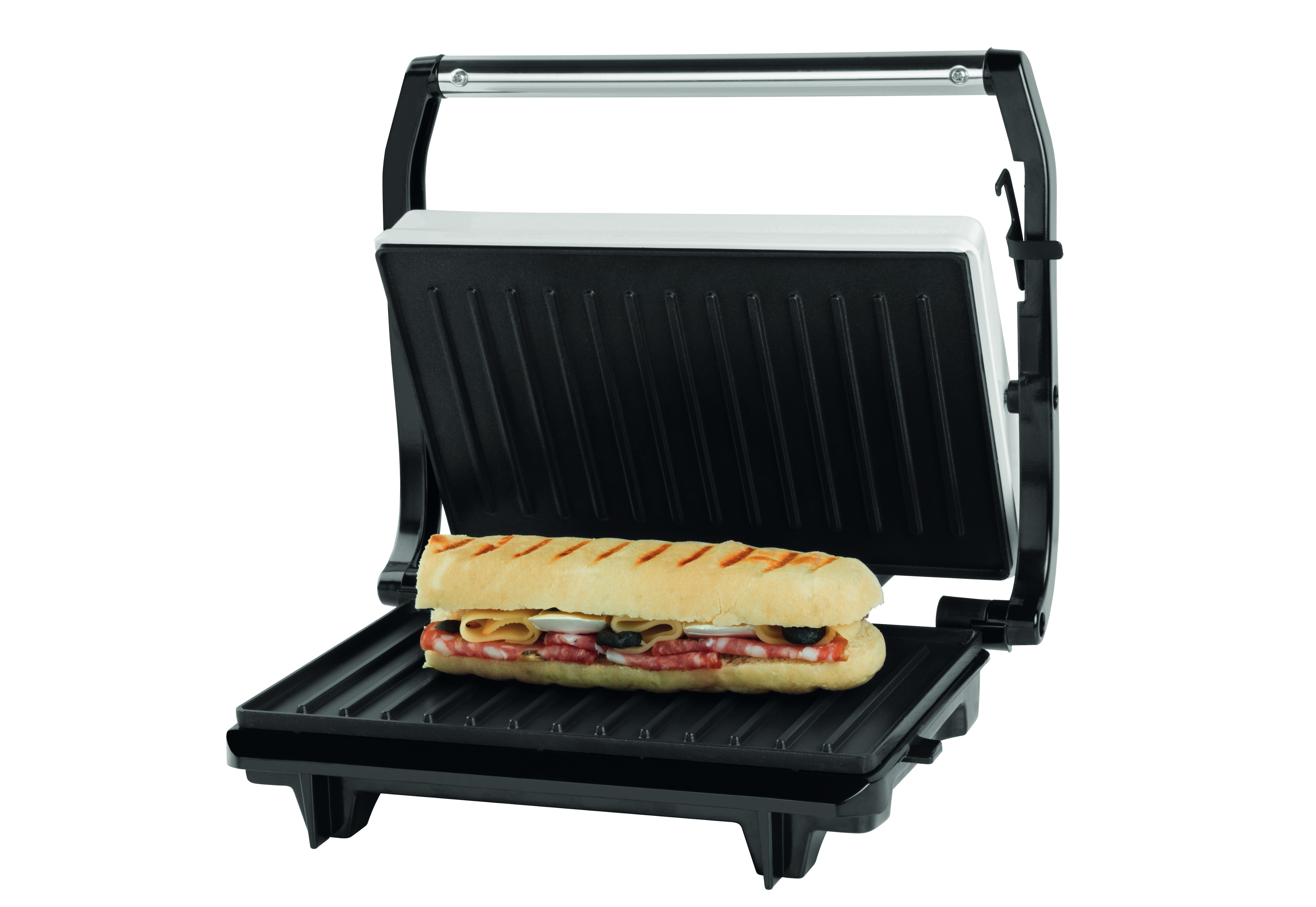 Ein offener Sandwichmaker mit einem Sandwich darin. Weißer Hintergrund.
